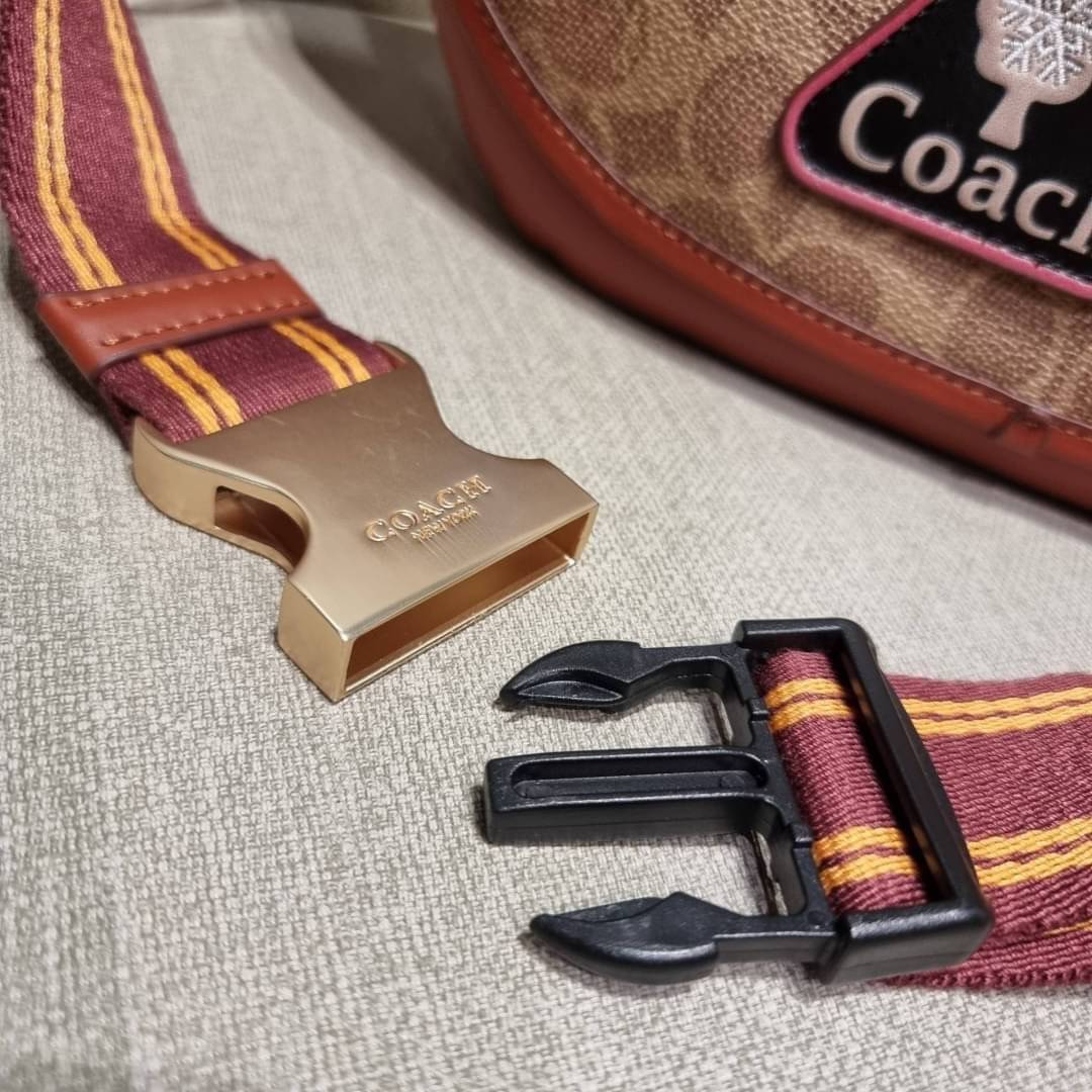 COACH C6678 LEAGUE BELT BAG IN SIGNATURE CANVAS WITH VARSITY PATCHES กระเป๋าคาดอกไซส์ใหญ่ คอลเลคชั่นที่ฮอตไม่เลิก กับดีไซน์สกีเรทโทร วินเทจ ขนาดสะพายกำลังเท่ คูลๆ ใช้งานง่าย ได้ทั้งหนุ่มๆและสาวๆ โดดเด่นด้วยแพทช์ที่สวยไม่ซ้ำใคร วัสดุหนังแคนวาสเคลือบลายสลับ