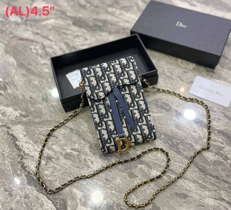 DIOR Phone Bag / DIOR Vertical Saddle Pouch Blue Dior Oblique Jacquard กระเป๋าใส่โทรศัพท์เอกลักษณ์ของความหรู สายสะพายโซ่อะไหล่ทองสวยงาม ด้านหน้าโดดเด่นด้วยซิกเนเจอร์แบรนด์ เป็นอีกหนึ่งรุ่นที่ดาราเชเลปใช้กันเยอะ แนะนำค่ะ