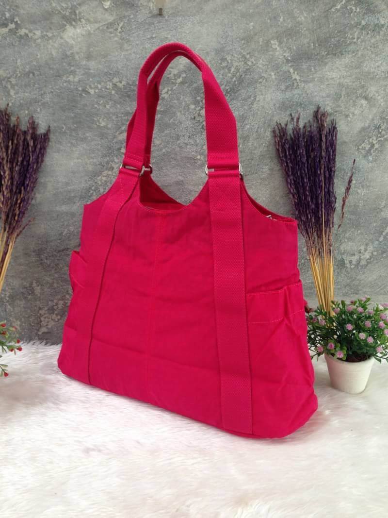 Kipling รุ่น Cicele กระเป๋าสะพายไหล่ใบใหญ่ สวยน่ารัก ตัวกระเป๋าด้านในเป็นช่องโล่งแบบปิดเปิดด้วยซิป มีช่องซิปด้านใน ด้านข้างกระเป๋า มี 2 ช่อง ปิดเปิด ด้วยเทป พร้อมที่ใส่โทรศัพท์ ปากกา และ MP 3 ในส่วนด้านใน และ ด้านข้างกระเป๋า ซ้าย-ขวา เป็นช่องขนาดเล็กสำหรั