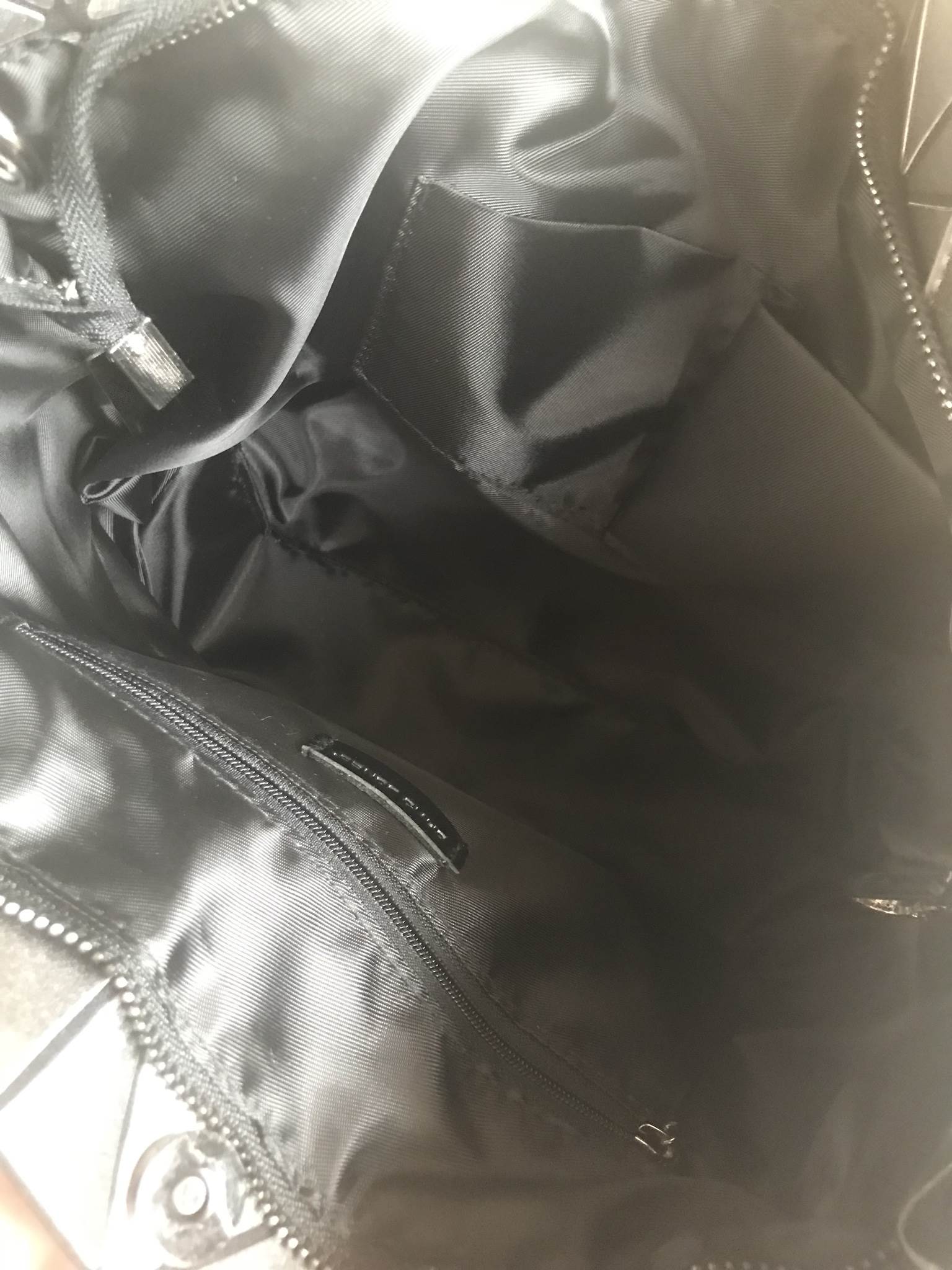 🎄New Collection 2 สีมาใหม่ รุ่นขายดีมาก !!! ลาย Limited edition หายาก 👍ปรับทรงได้ 2 แบบ น่ารักมาก มาพร้อมกระต่ายเข้า set เลิศคะ กระเป๋า จากแบรนด์ David Jones กระเป๋าสะพายข้างดีไซน์เกร๋มาก สีสวยหรูมาก ขนาดกะลังดีเลย น้ำหนังเบามากคะ ภายในมีช