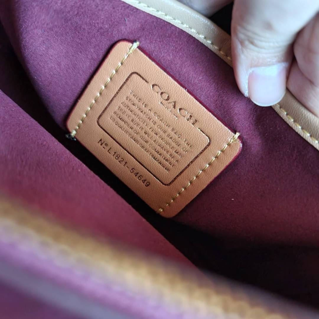 COACH 54649 PARKER IN SIGNATURE CANVAS WITH PRAIRIE FLORAL PRINT กลับมาอีกครั้ง!! กับไอเท็มสุดฮ็อต ที่สาวๆตามหากันนักหนา จัดมาแบบจุใจไปเลย ความสวยแซ่บไม่ต้องพูดเยอะ วัสดุหนังแคนวาสสลับหนังเรียบสวยคม พร้อมดีไซน์ลายดอกไม้โดดเด่น เปิด-ปิดง่ายด้วยตัวบิดล็อค ภ