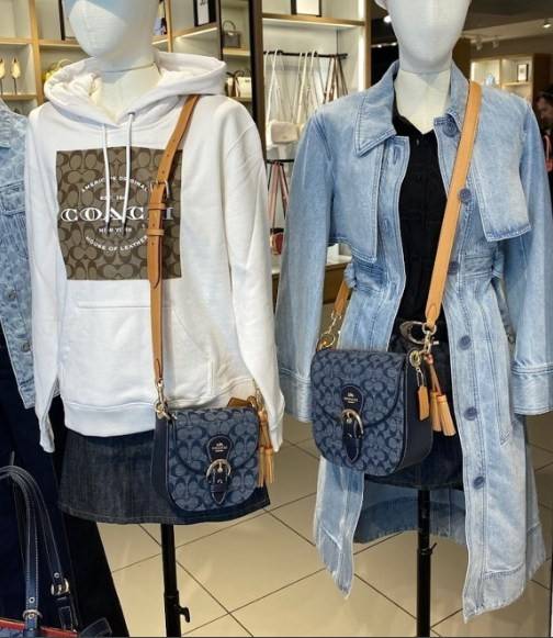 COACH KLEO IN SIGNATURE CHAMBRAY ((C8512)) / Kleo Shoulder Bag 23 In Signature Chambray 📣พร้อมส่งที่ไทย กับคอลเลคชั่นใหม่ล่าสุด ที่คุณต้องมี! สุดคุ้ม! กระเป๋าหิ้ว//ไคล้องไหล่//หรือสะพายข้างได้ วัสดุผ้า Chambray ทอลายแบรนด์ตัดขอบหนังแท้ได้สวยงามค่ะ