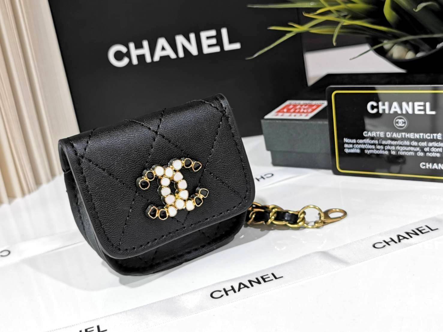 CHANEL QUILTED CRYSTAL CC MINI BAG VIP ไอเท็มแนะนำน่ารักสุดๆวัสดุหนังเรียบสีดำด้านหน้าประดับโลโก้แบรนด์เปิดปิดด้วยฝาปิดกระดุมแม่เหล็กอะไหล่ทองสวยดูดีมาพร้อมสายโซ่ร้อยหนังสามารถใช้คล้องกระเป๋า พวงกุญแจ เข็มขัดได้ ใส่ Airpods เหรียญ หรือกุญแจได้ น่ารักน่าใช