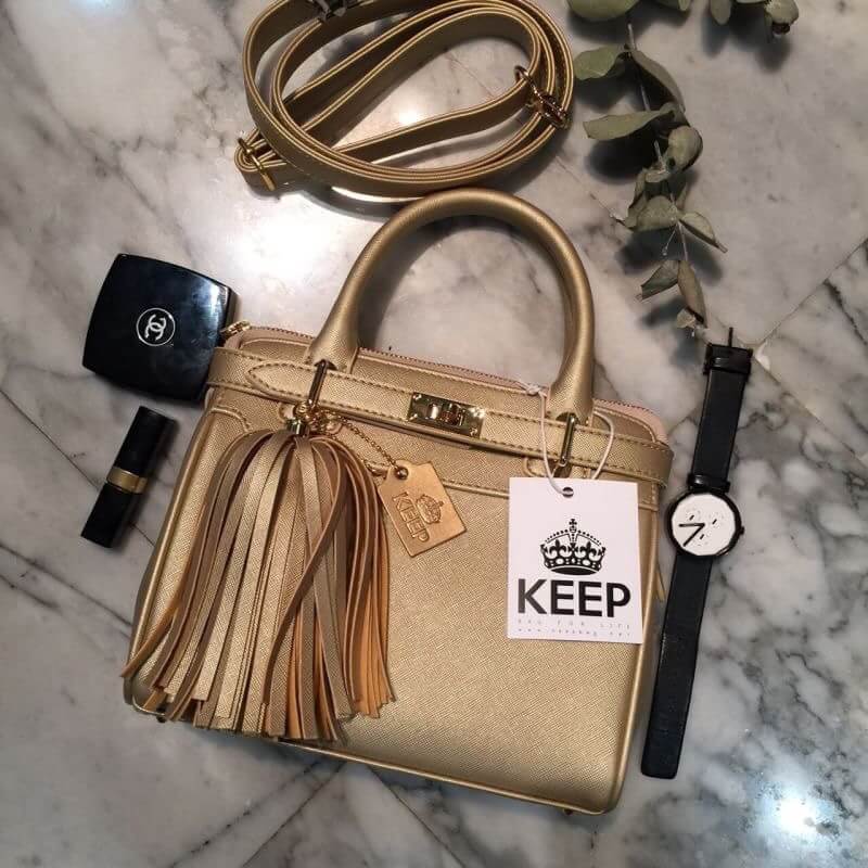 รุ่นใหม่ล่าสุด สีใหม่มาเพิ่มคะ สำหรับ รุ่น KEEP saffiano office hand bag with frink key สวย น่ารัก ขนาดตอบทุกโจทย์การใช้งาน เห็นแล้ว #เลิฟเลยค่า ตัวกระเป๋าขนาดกำลังดี หนัง saffiano ดูแลรักษาง่าย รอบนี้มา 2 สีเลยน๊า Fast Silver กับ Right Gold น่ารักมากคะ ป