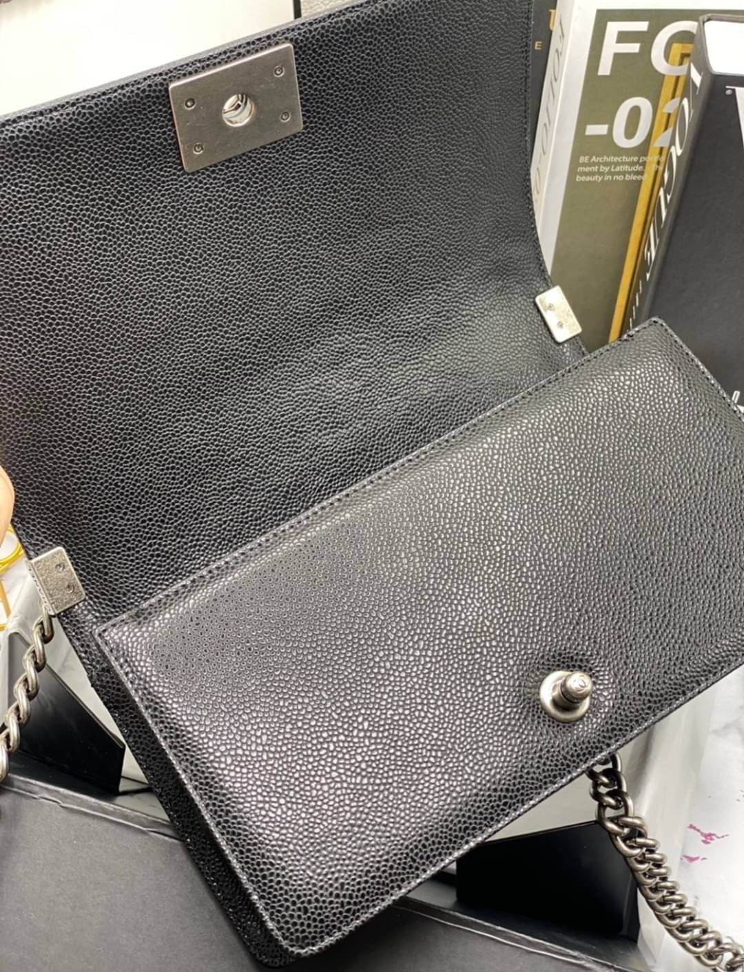 หนังแท้ CHANEL BOY 10" หนังคาเวียร์ อะไหล่เงิน/ทอง พร้อมส่งที่ไทย หนังลูกวัวแท้ อะไหล่โลหะสีรูทีเนียม สวยคลาสสิกทุกยุคสมัย เกรดออริจินอล 1:1 ภาพสินค้าถ่ายจากงานขายจริง ใช้งานต่างประเทศได้