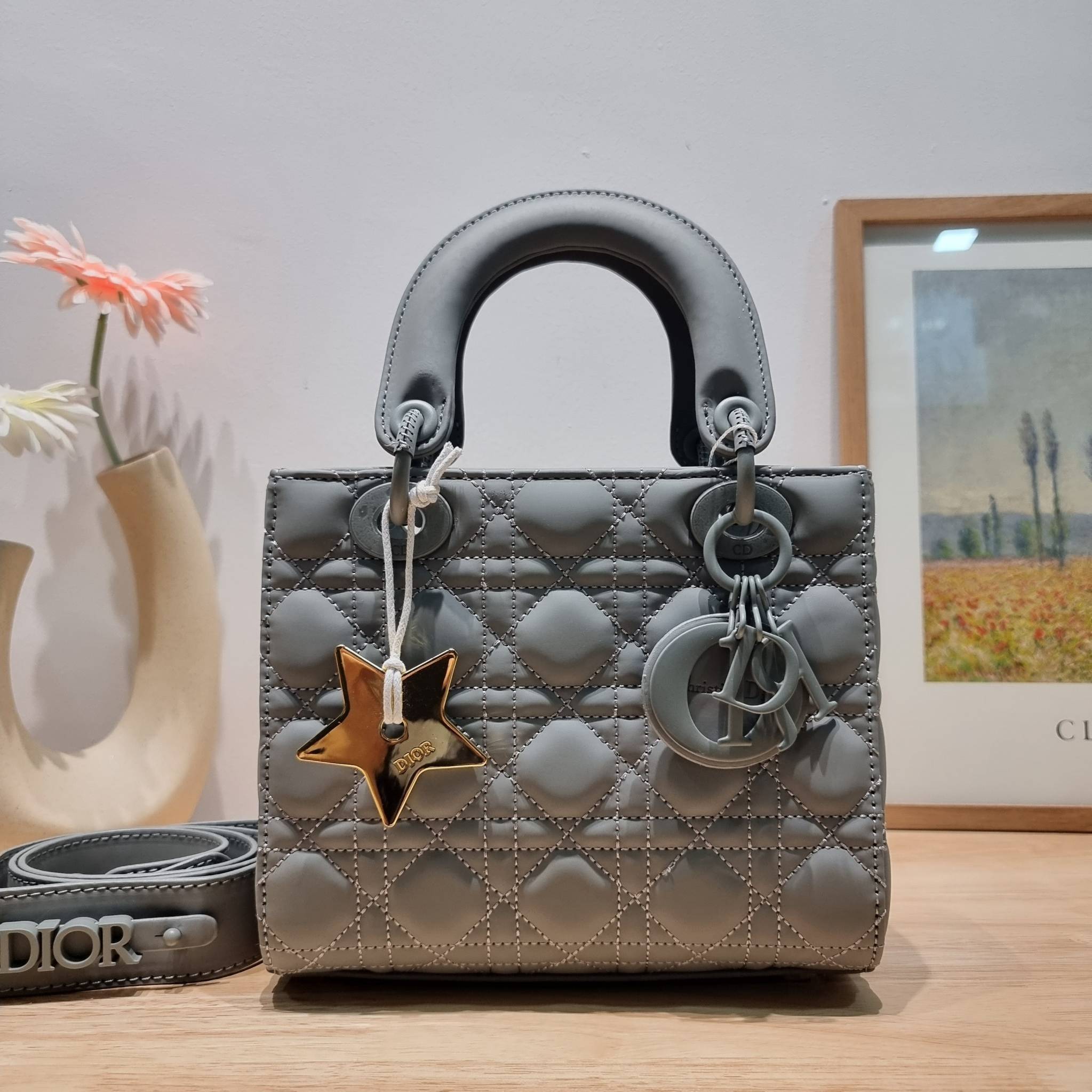 SMALL LADY DIOR MY ABCDIOR BAG Ultramatte Cannage Calfskin / CD LADY ULTRAMATTE BAG พร้อมส่ง กระเป๋าสะพายข้าง ดีไซน์เรียบง่าย แต่แฝงไปด้วยความหรูหรา ทรงกล่องคลาสสิค โดดเด่นด้วยพวงกุญแจอะไหล่สีเดียวกับตัวกระเป๋า ผิวแมทท์ ลายเส้นซ้อนทับสวยงาม