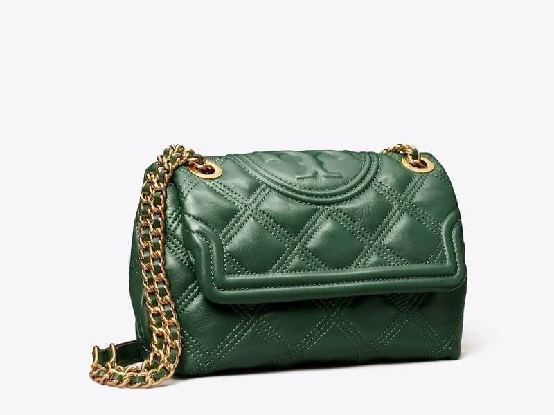 TORY BURCH FLEMING SOFT CONVERTIBLE SHOULDER BAG รุ่นหายากที่สาวๆตามหา มาพร้อมเสิร์ฟความสวยถึงบ้านไปเลยจ้า รอบนี้คัดสีสวยๆมาให้ได้ช้อปกันอย่างจุใจไปเลย กระเป๋าสะพายไหล่ หนังแท้นิ่มเต็มใบ สวยหรูดูแพง เปิด-ปิดด้วยตัวกดล็อคแน่นหนา สายสะพายในตัวปรับใช้ได้ 2 แ