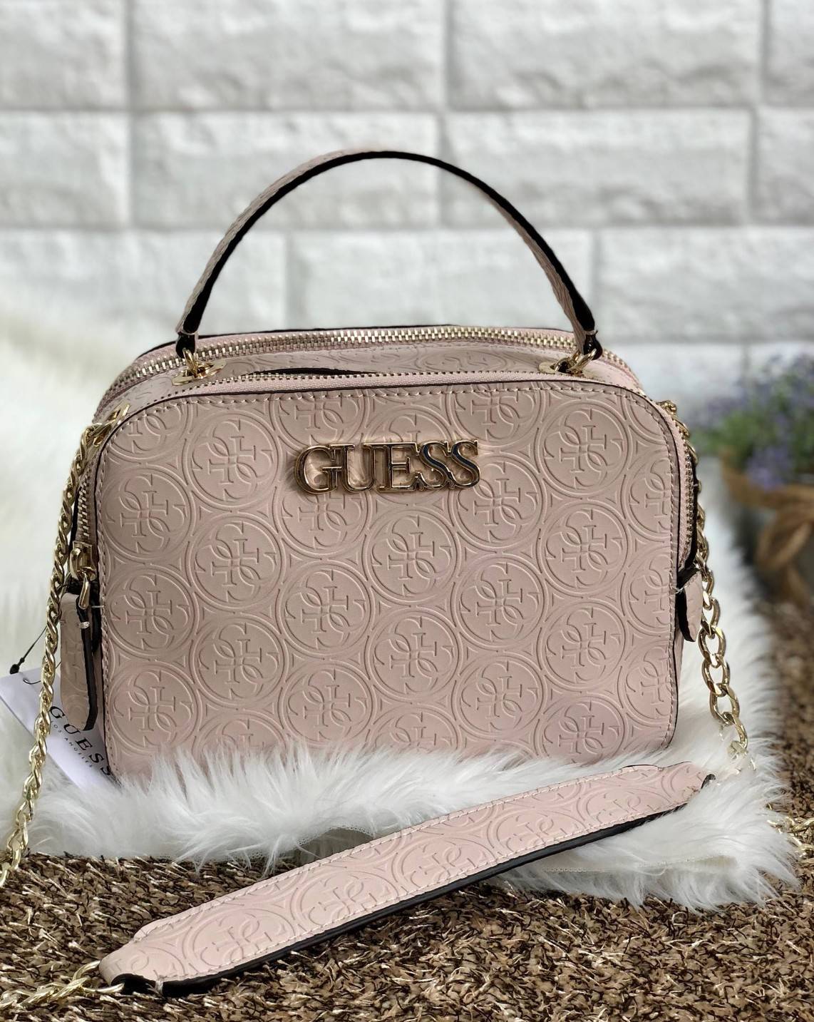 GUESS KAMRYN SHOULDER BAG กระเป๋าสะพายขนาดกำลังน่ารัก วัสดุ pu. ปั๊มแบรนด์รอบใบ หนังนิ่ม น้ำหนักเบา ด้านหน้ามีโลโก้แบรนด์ อะไหล่ทอง ช่องซิปหลักแบ่ง 2 ช่อง ช่องกว้าง ใส่ wallet ยาว หรือ ของจุกจิกได้เยอะ มีช่องซิป และช่องเสียบบัตร พร้อมกับ สายสะพายแแบบโซ่ ป