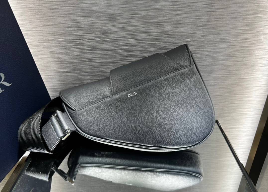 Dior Saddle Atelier bag / DIOR DARK GRAY GRAINED CALFSKIN WITH ATELIER SIGNATURE SADDLE BAG / Dior men saddle bag เกรดเทพออริจินอล หนังแท้ ภาพถ่ายจากสินค้าจริง ใช้งานต่างประเทศได้