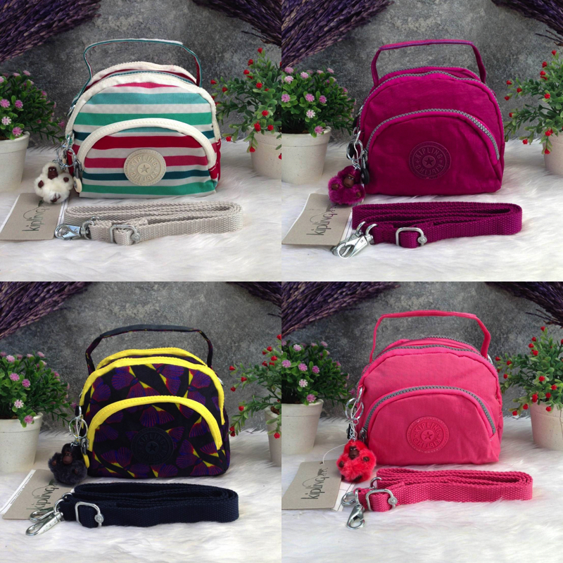 Kipling Mini Shoulder Bag K13869 Outlet Hongkong กระเป๋าสะพายไหล่ใบเล็กน่ารัก วัสดุผ้าไนล่อนกันน้ำอย่างดีตามแบบฉบับแบรนด์ แบ่งเป็นช่องซิป 3 ช่อง มีหูจับ ด้านในบุผ้าแบรนด์ มาพร้อมพวงกุญแจน้องลิง ใบนี้จุของได้เยอะน้ำหนักเบาค่ะ เหมาะมากกับการสะพายไปเที่ยวชิว