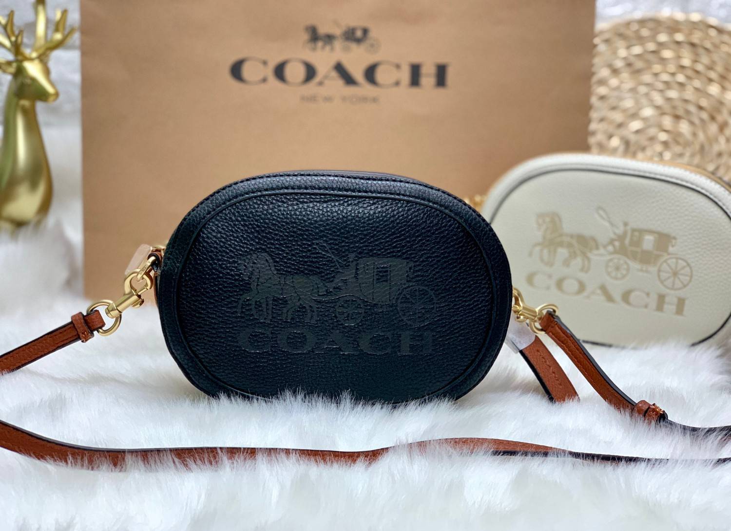 COACH Camera Bag In Colorblock ((C4056//C4156)) พร้อมส่งค่ะ! กระเป๋าทรงกลม ใบน่ารัก ขนาดพอดีลำตัว บวกกับเป็นหนังแท้นิ่มอย่างดี น่าใช้มากๆเลยทีเดียว ด้านหน้ามีโลโก้แบรนด์รถม้า เปิดปิดกระเป๋าแบบซิป ภายในใส่มือถือได้ทุกรุ่น;กระเป๋าเงินใบกลางได้;ของสำคัญจุกจิ