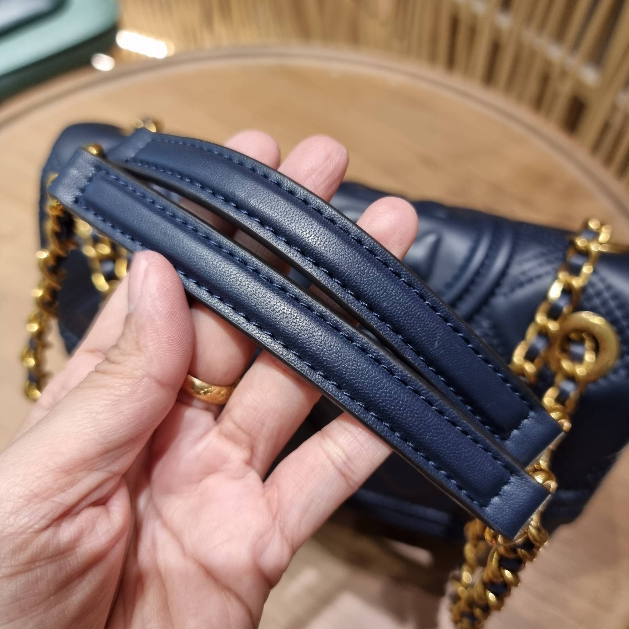 TORY BURCH FLEMING SOFT CONVERTIBLE SHOULDER BAG รุ่นหายากที่สาวๆตามหา มาพร้อมเสิร์ฟความสวยถึงบ้านไปเลยจ้า รอบนี้คัดสีสวยๆมาให้ได้ช้อปกันอย่างจุใจไปเลย กระเป๋าสะพายไหล่ หนังแท้นิ่มเต็มใบ สวยหรูดูแพง เปิด-ปิดด้วยตัวกดล็อคแน่นหนา สายสะพายในตัวปรับใช้ได้ 2 แ