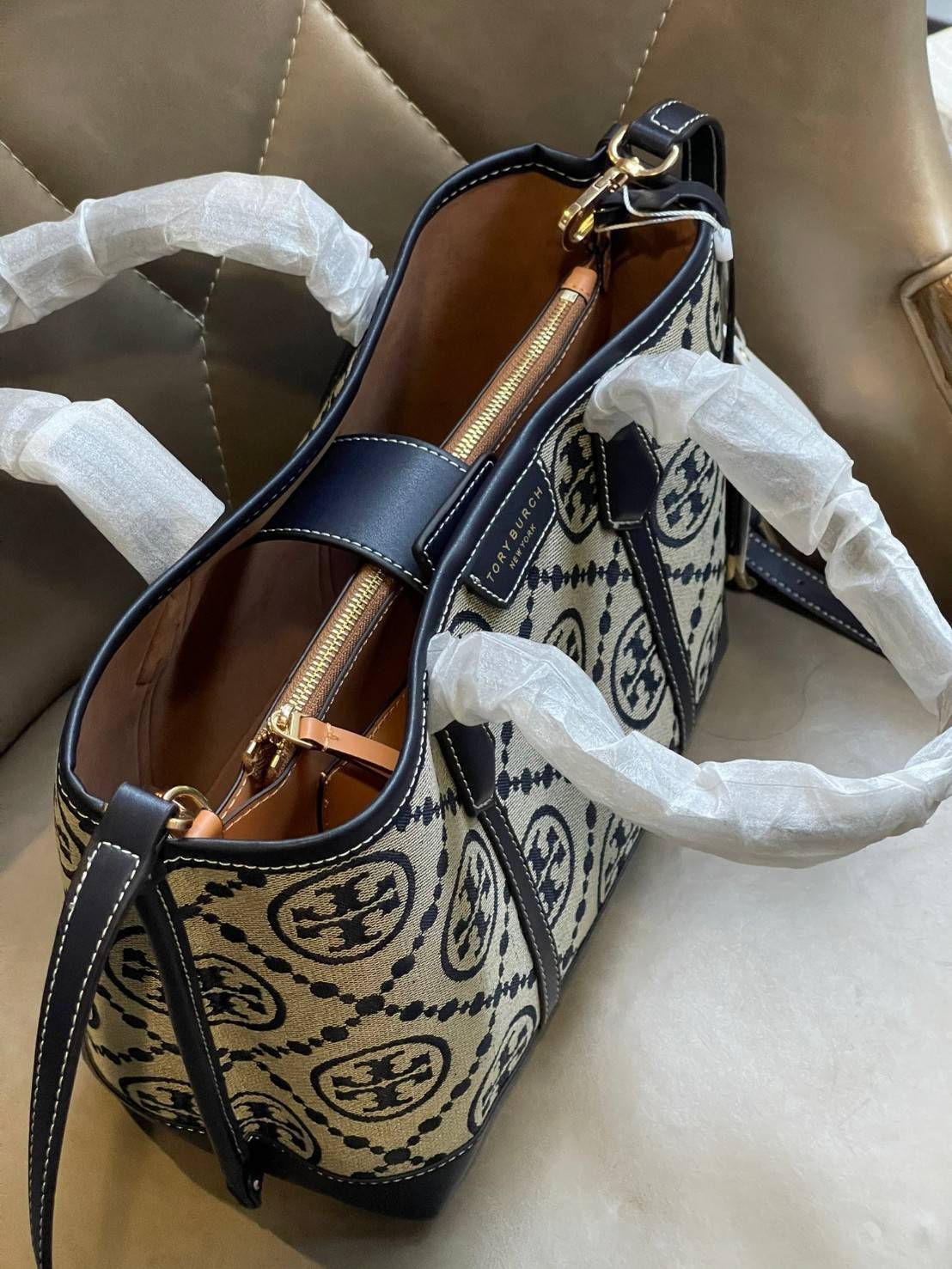 ของแท้ 💯% Tory burch perry monogram jacquard small triple compartment tote ครั้งแรกกับลายโมโนแกรม ที่ได้รับแรงบันดาลใจมาจากโลโก้สุดคลาสสิกในกระเป๋าทรงtote bag T Monogram