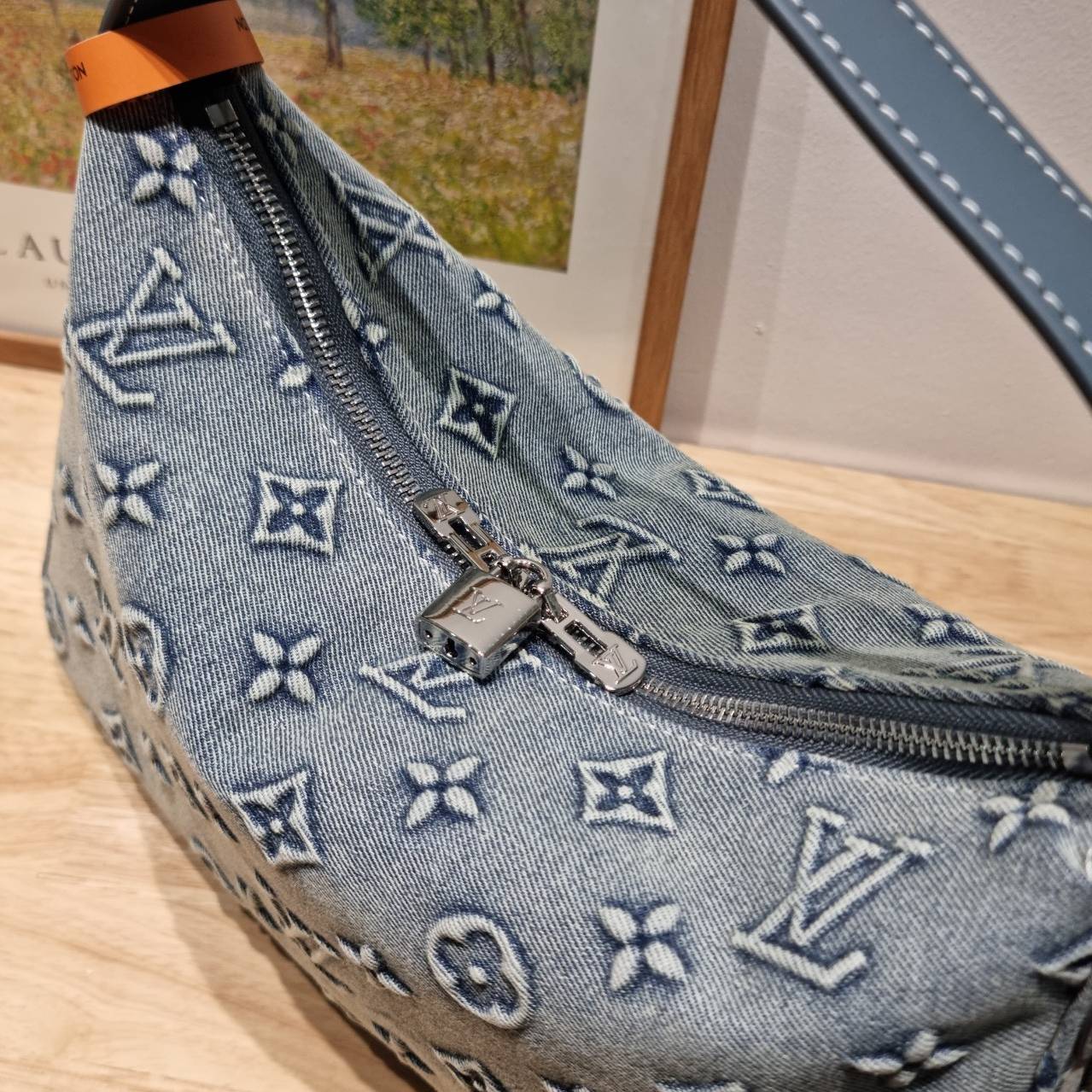 LV washed denim slouchy PM bag ใหม่ล่าสุด กระเป๋าทรงที่ใครๆก็ต้องมี ด้วยรูปทรงคลาสสิคและใช้งานง่าย ในดีไซน์สุดชิคเดนิมคมชัด