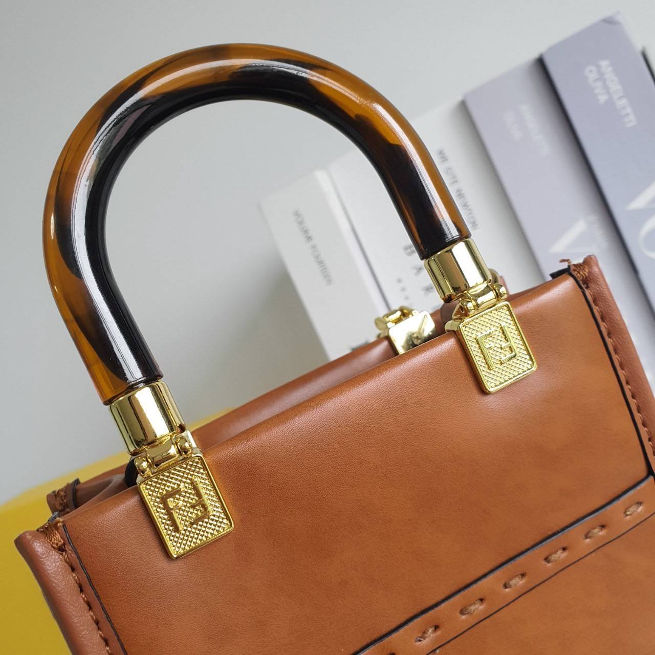 สวยหรูมาก กับ FENDI MINI SUNSHINE SHOPPER วัสดุหนังแท้ทั้งใบ ปั้มชื่อแบรนด์ด้านหน้า ที่จับเซรามิคสีสวยมีสลักแบรนด์ *ทรงมินิน่ารัก ด้านในเป็นช่องโล่งกว้าง สามารถใส่ กระเป๋าสตางค์สั้น มือถือได้ทุกรุ่น มาพร้อมสายสะพาย ถอดปรับได้ อะไหล่ปั้มแบรนด์สีทอง ปั้มโลโ