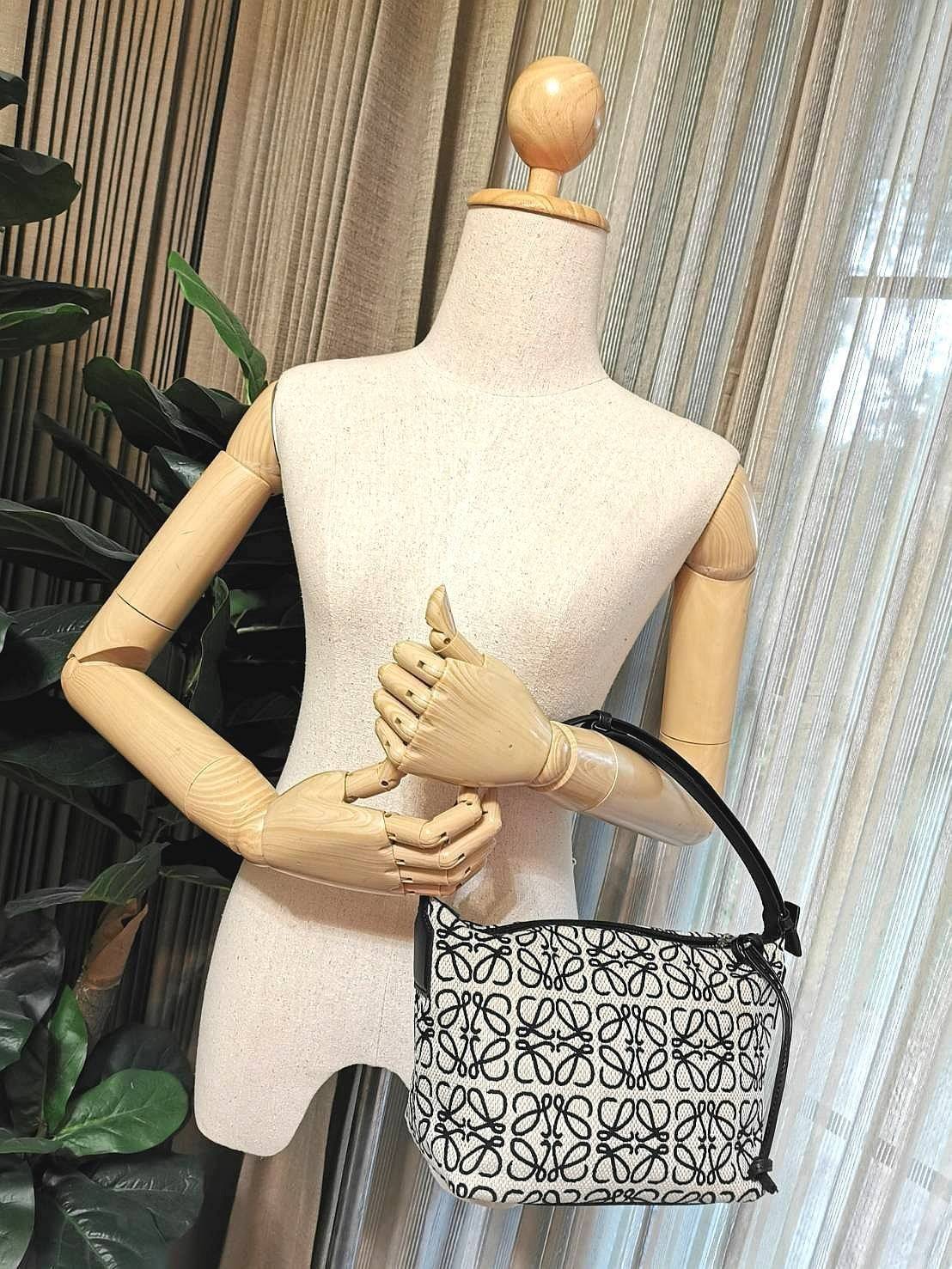 LOEWE ANAGRAM SHOULDER BAG VIP GIFT WITH PURCHASE (GWP) กระเป๋าถือหรือสะพายพรีเมี่ยมกิ๊ฟ Limited จาก LOEWE PERFUME DUTYFREE ไอเท็มแนะนำ! ภาพถ่ายสินค้าจริง สวยตรงปกไม่จกตา! ดีไซน์คงเอกลักษณ์วัสดุ Anagram Canvas Jacquard Fabric ผสมผสานกับหนังแท้ Calfskin ลง