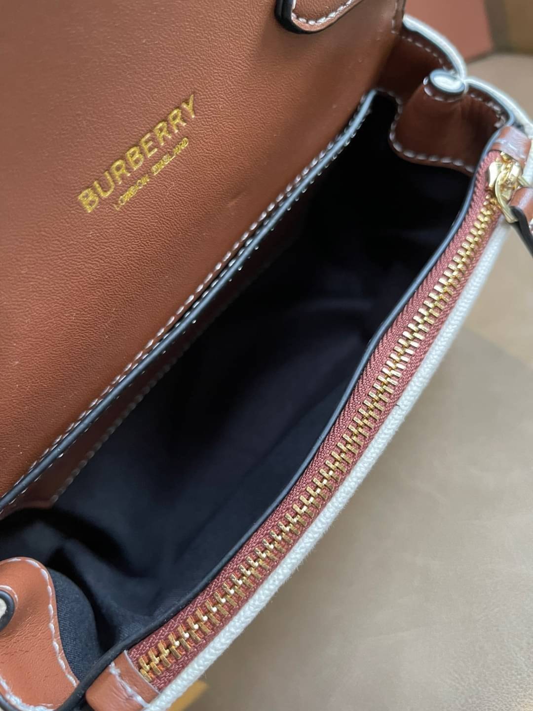 Burberry Small Horseferry Print Cotton Canvas Crossbody Bag เป็นกระเป๋าสะพายที่ดูทันสมัย สายหนังสปอร์ต ในส่วนของโลโก้มาในรูปแบบของการพิมพ์ลายไปบนกระเป๋า ทำให้ดูโมเดิร์นยิ่งขึ้น วัสดุหลักที่ใช้ในการผลิตกระเป๋ารุ่นนี้คือ ผ้าแคนวาสและหนัง โดยผ้าแคนวาสดูเหมือ
