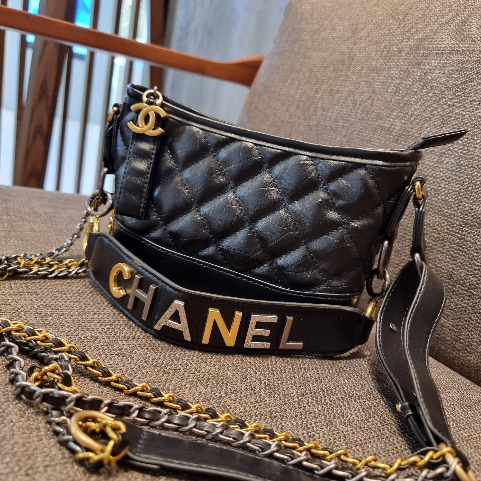 8" CHANEL SHOULDER BAG / CHANEL GABRIELLE HOBO BAG ไซส์คลาสสิค กระเป๋าสะพายข้าง/ไหล่ หนังสังเคราะห์ นิ่ม หรู มาพร้อมพวงกุญแจสัญลักษณ์แบรนด์ พิเศษ!! สายคล้อง jumbo font เพิ่มดีเทลความแพง อะไหล่พร้อมโซ่สะพายสีทองสลับสีเงินรมดำ สามารถสะพาย crossbody หรื