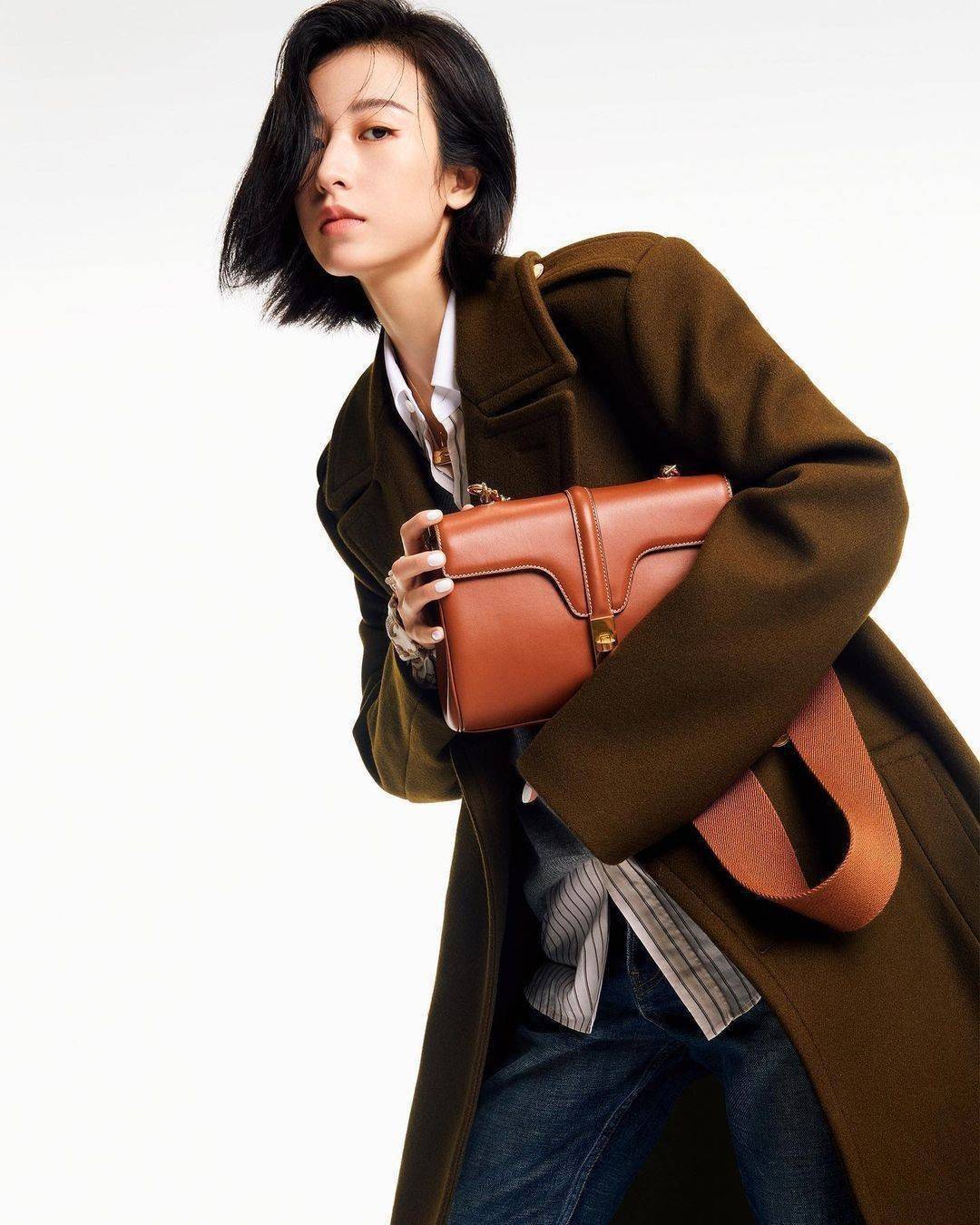 พร้อมส่งความสวย✴️นาทีนี้ต้อง CELINE TRIOMPHE CROSSBODY BAG SMOOTH CALFSKIN VIP GIFT WITH PURCHASE-GWP พรีเมี่ยมกิ๊ฟ Limited Edition จาก CELINE PERFUME DUTY FREE COUNTER วัสดุ หนังแท้ CALFSKIN ดีไซน์สวยหรูสุดคลาสสิคหนังเรียบสวยอยู่ทรงเปิดปิดด้วยฝาปิ