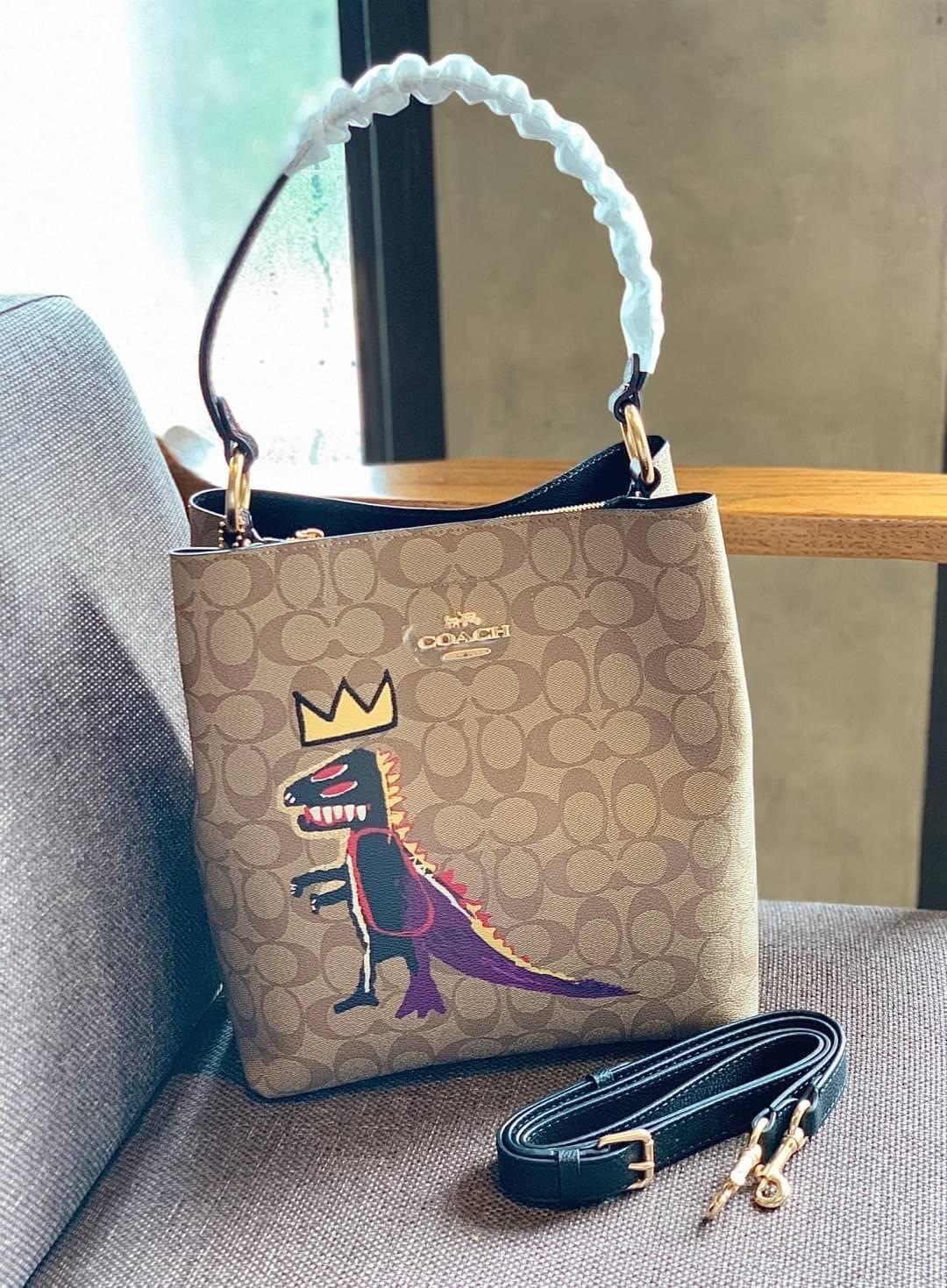 ใบใหญ่ตามมาติดๆ ห้ามพลาดค่า! Coach X Jean Michel Basquiat Town Bucket Bag In Signature Canvas ((C5787)) พร้อมส่งใบใหญ ใส่จุใจเลยจ้าา😘 กระเป๋าทรงถังใหญ่ วัสดุหนังแคนวาส หนังนิ่มสวยงาม 💥จุดเด่นคือเพนท์รูปก็อตซิล่าสวมมงกุฏ เป็นการออกแบบโดยการ