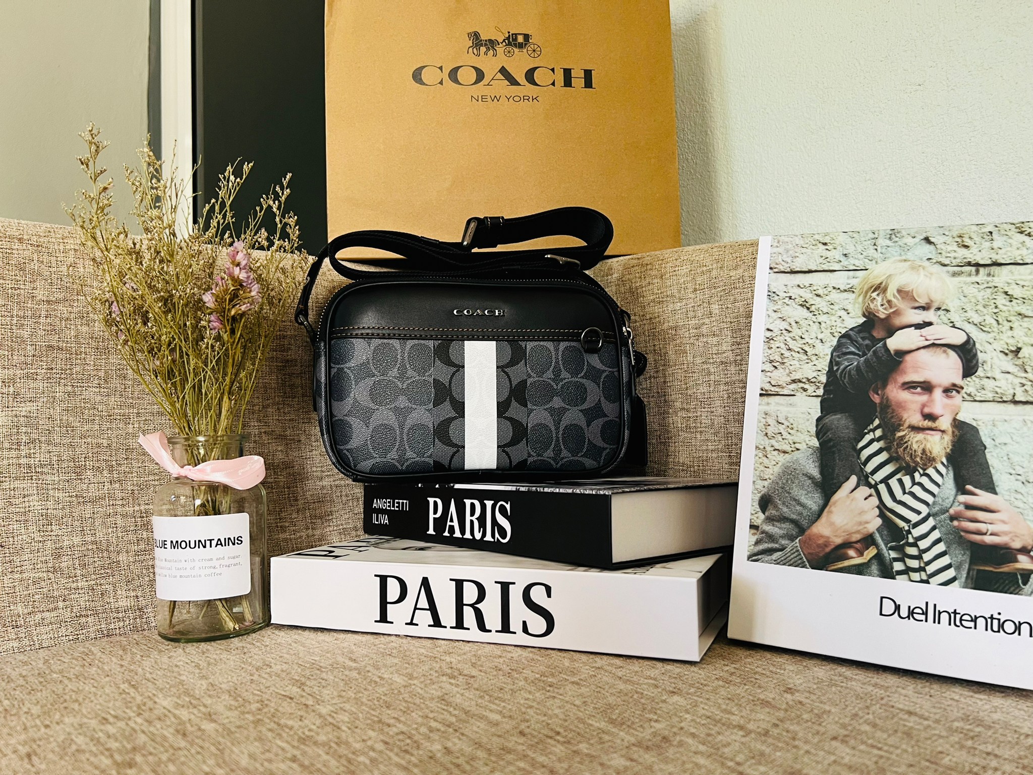 COACH Graham Crossbody In Blocked Signature C9965 กระเป๋าสะพายข้างผู้ชาย กระเป๋าผ้าเคลือบซิกเนเจอร์และหนังอย่างดี ภายในกระเป๋าเอนกประสงค์ ปิดซิปคู่ ซับในผ้า กระเป๋าสลิปด้านนอก สายปรับได้ยาว 25 นิ้ว สำหรับสะพายไหล่หรือสะพายข้าง