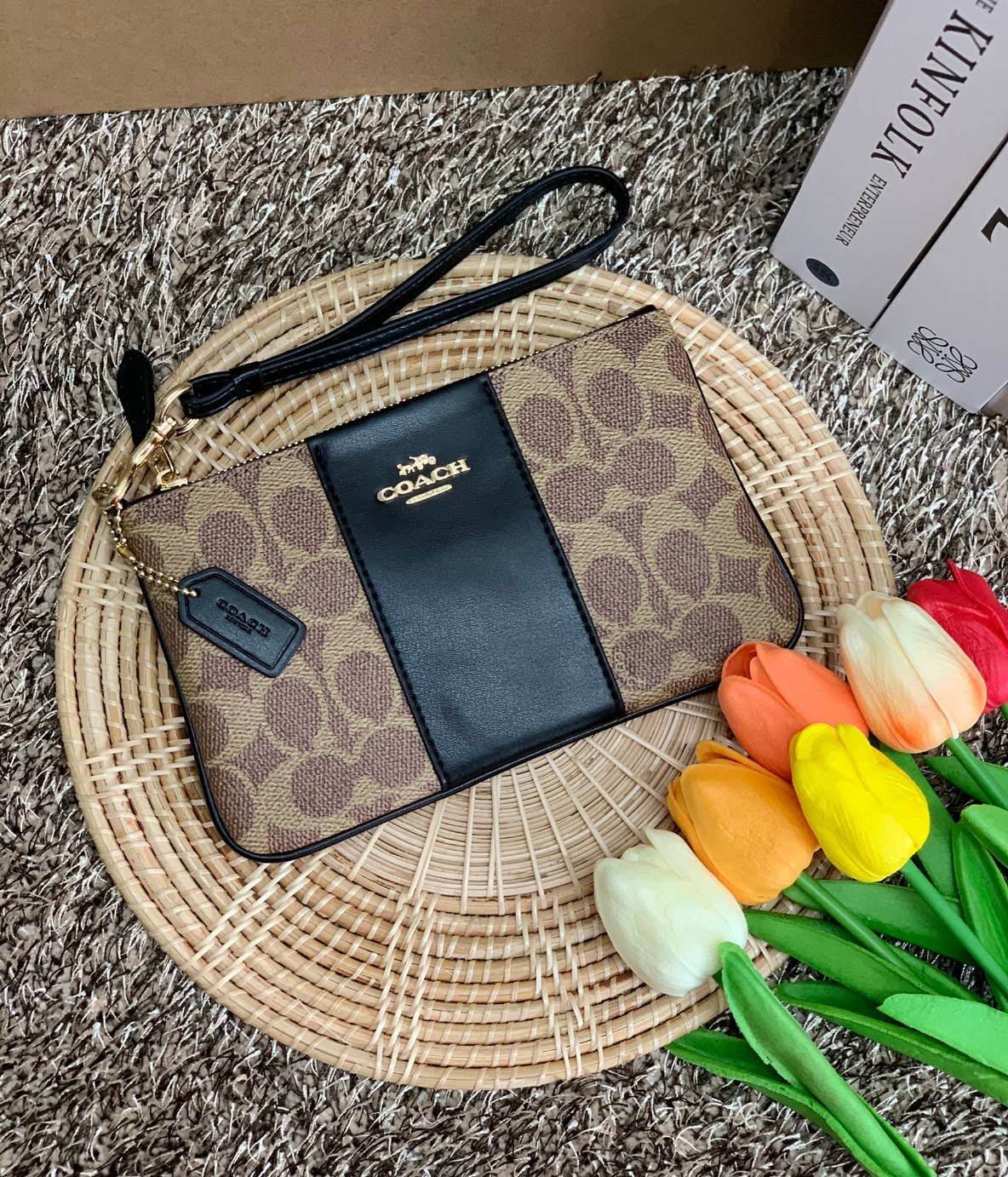 COACH SMALL WRISTLET IN COLORBLOCK SIGNATURE ((32445)) ✔️กระเป๋าคล้องมือ วัสดหนัง pvc อย่างดี ลายซิกเนเจอร์ ตัดขอบสีตรงกลางสวยงามมากๆค่ะ แบบซิปเดียว ((ภายในใส่มือถือได้บางรุ่นค่ะ)) มีช่องเสียบบัตรให้2ช่องด้วยนะคะ