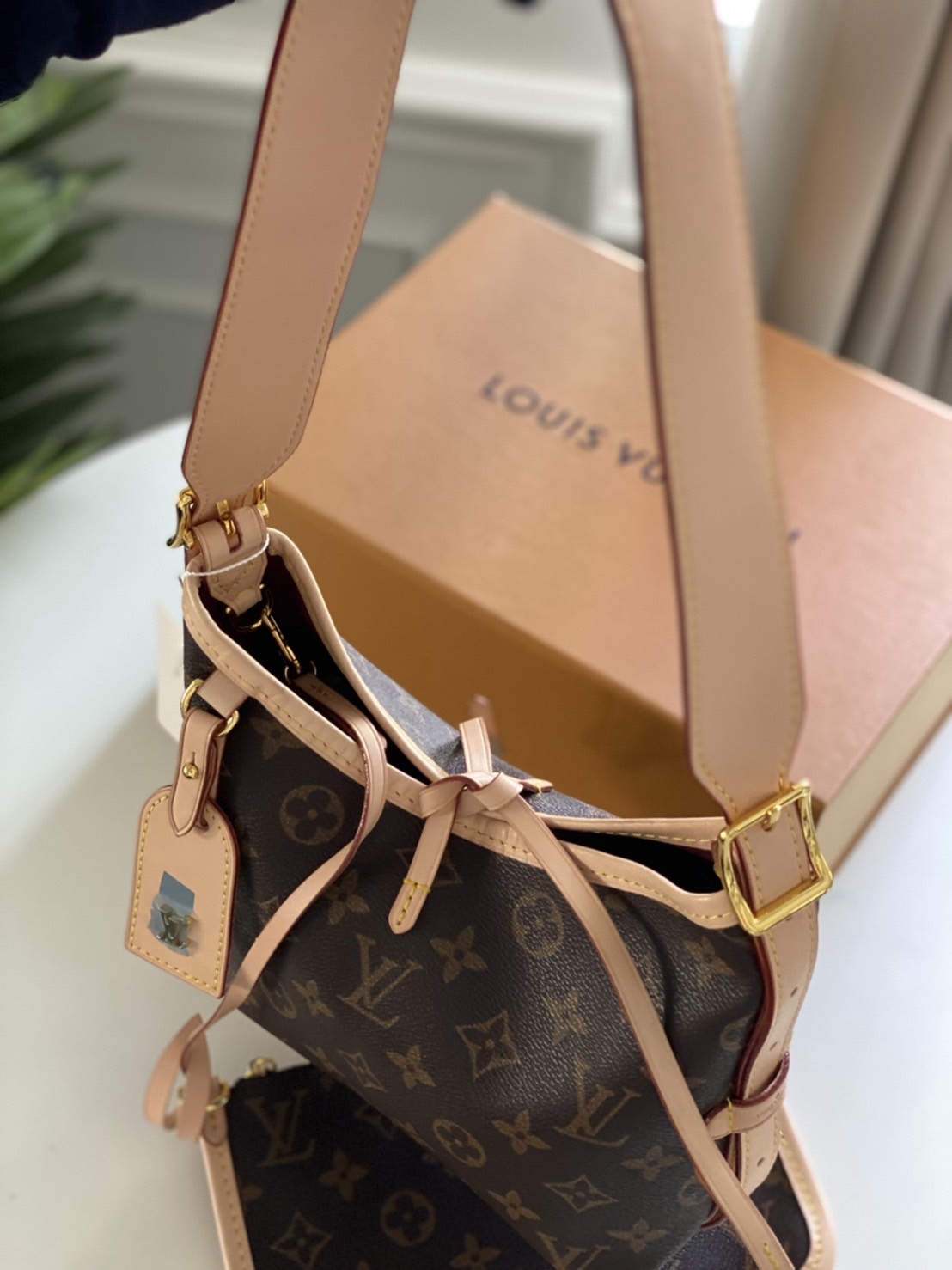 Small 20cm LV CarryAll Monogram / LV HOBO BAG เกรดออริจินอล พร้อมส่งที่ไทย ขนาดใหม่ ไซส์กะทัดรัดน่าใช้ กระเป๋าถือแคนวาสแต่งขอบหนัง ผสานเสน่ห์สวยงามเข้ากับดีไซน์ที่ง่ายต่อการใช้งาน พกพาไปได้ทุกที่