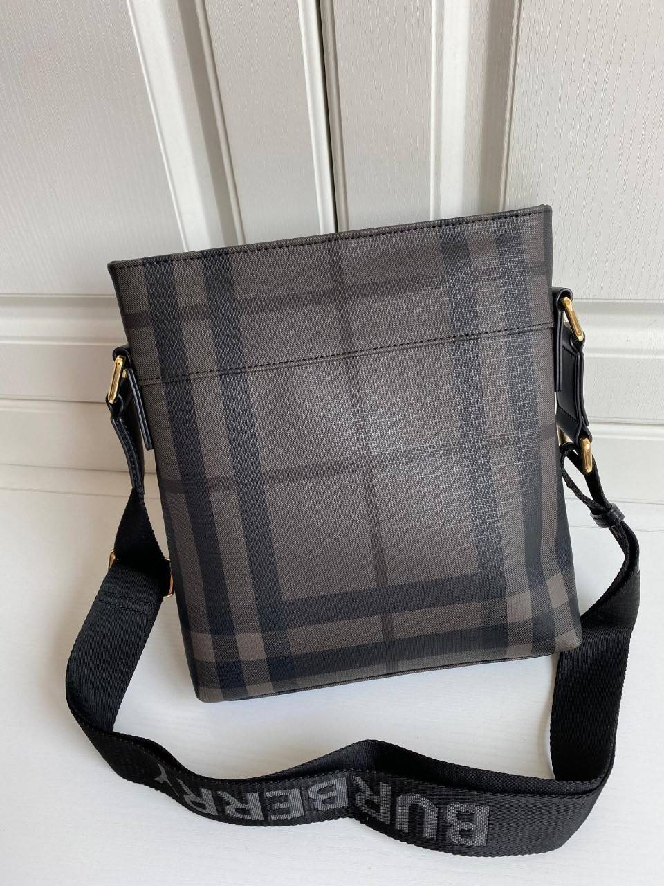 สีเทา พร้อมเป็นของขวัญ มอบให้คุณผู้ชายแล้วค่ะ สำหรับ BB CROSSBODY VINTAGE BAG VIP GIFT WITH PURCHASE (GWP) พรีเมี่ยมกิ๊ฟ Limited Edition จากBURBERRY วัสดุหนังโทนสีสุภาพ คลาสสิก ตกแต่งด้วยซิปสะดวกใช้ด้านหน้า ช่องหลักเปิดปิดด้วยซิปยาวด้านบน พร้อมช่องซิปอีกห