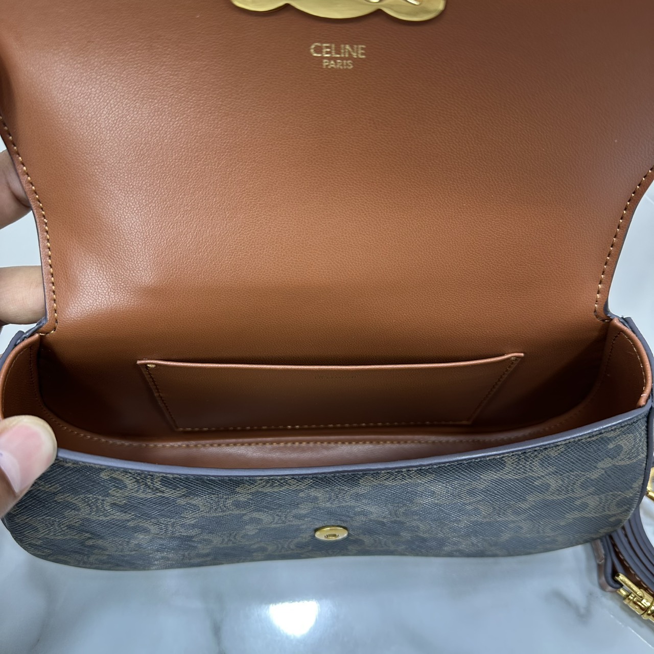 ORI หนังแท้ | CELINE TEEN CELINE LOLA IN shiny calfskin กระเป๋าสะพายทรงคลัช หนังเรียบผิวสัมผัสนุ่มลื่น คอลเลคชั่น Essentials เหนือกาลเวลาสำหรับผู้หญิงและผู้ชาย