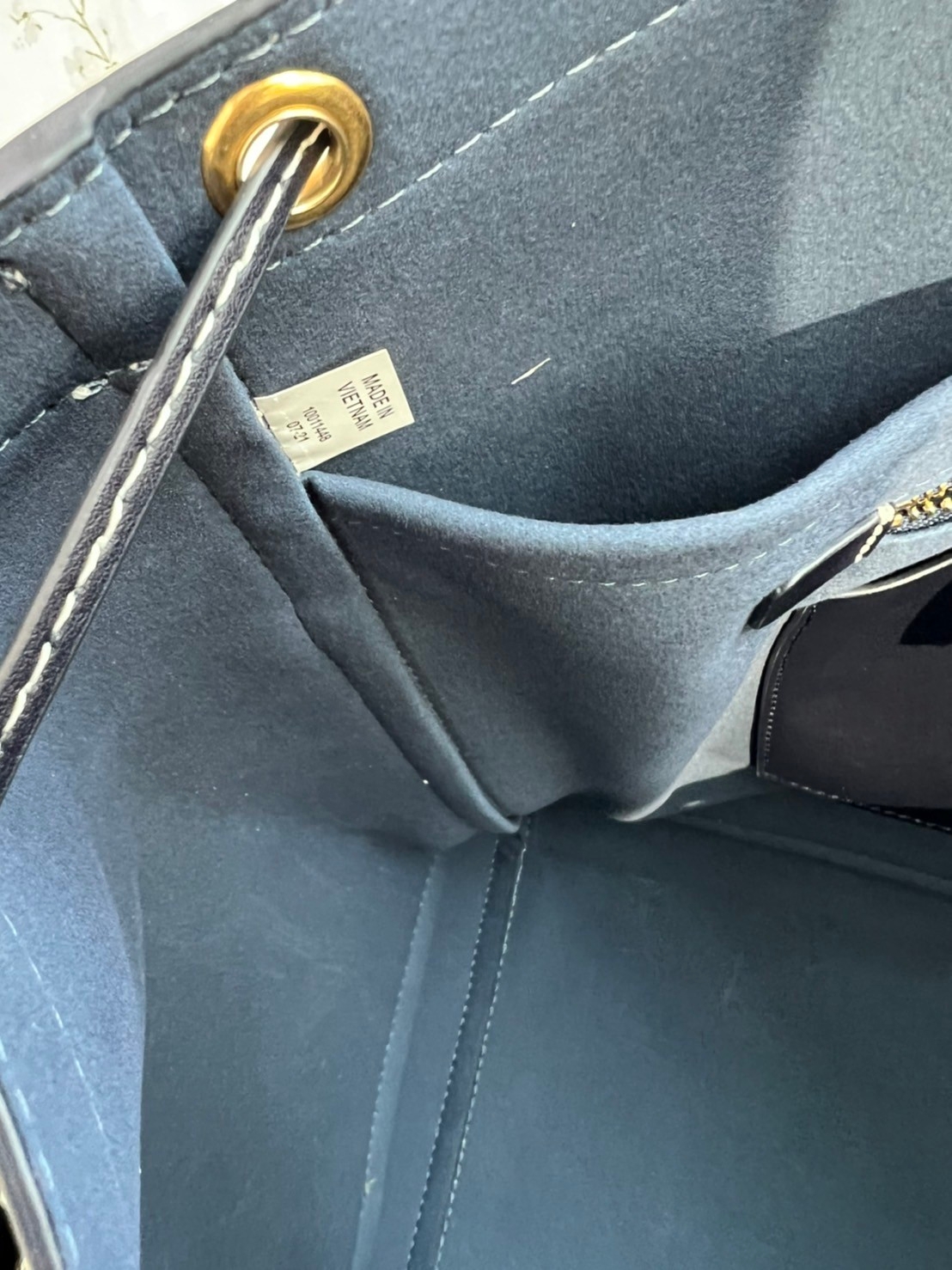 OUTLET 】TORY T MONOGRAM JACQUARD WFH TOTE กระเป๋าถือหรือสะพายไหล่ วัสดุ Canvas ปักษ์ลายแบรนด์ อะไหล่ทองสวยหรู น้ำหนักเบา จุของได้เยอะ ด้านหน้ามีกระเป๋าเล็ก2ช่อง ด้านหลัง2ช่อง ด้านในโล่ง มีช่องใหญ่1ช่อง ช่องเล็ก1ช่อง และอีก1ช่องซิป ใบใหญ่ Size XL ใส่เสื้อผ