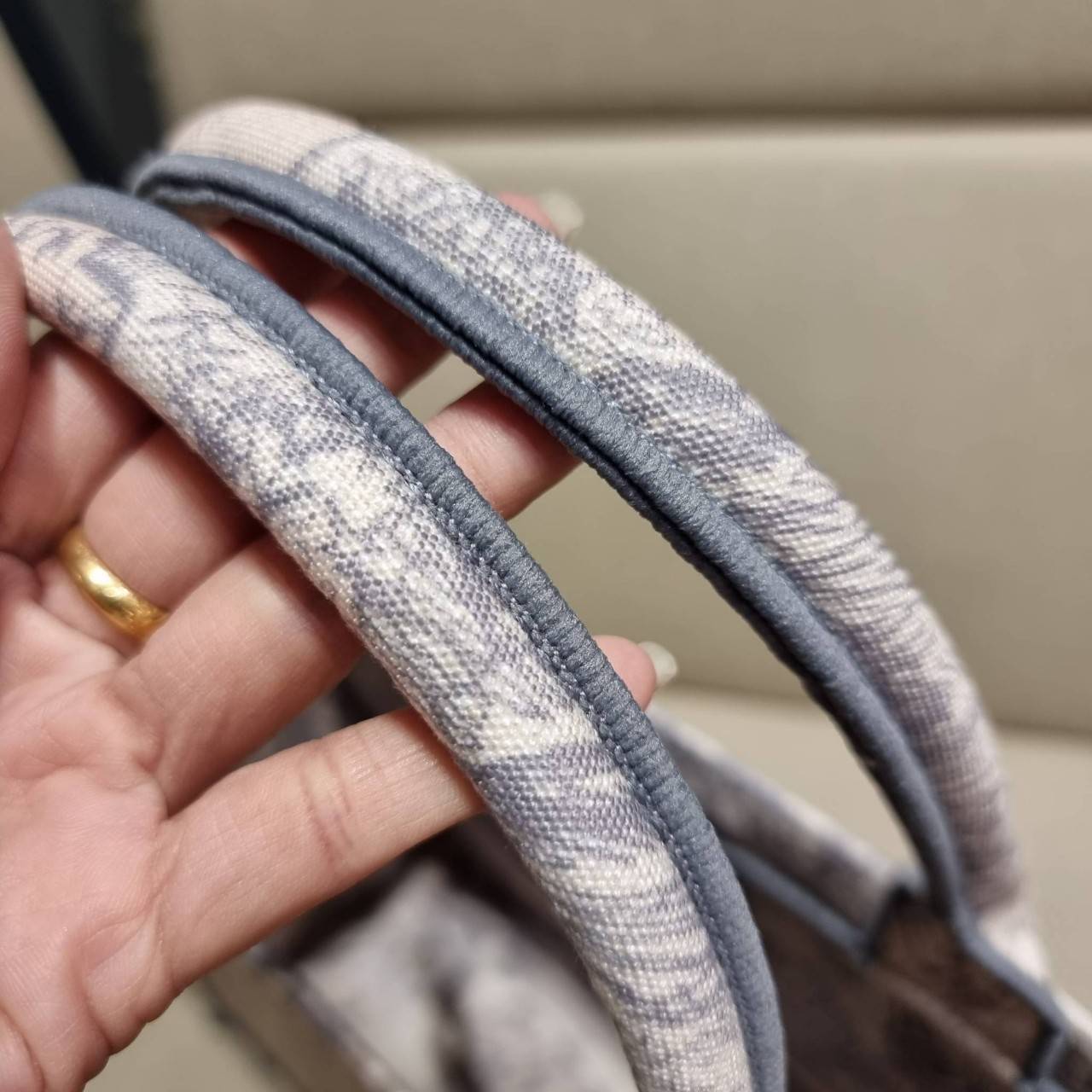 VIP 】HOT ARRIVAL!! DIOR CD SHOPPING BAG WITH GWP กระเป๋าทรงช้อปปิ้งใบใหญ่ จุใจ!! พรีเมี่ยมกิ๊ฟรุ่นดับเบิ้ลฮอต ดีไซน์คลาสสิควินเทจ สวยหรู วัสดุผ้าแคนวาสลายกราฟฟิค ภายในโล่งกว้างมากๆ ใส่ของจุสุดๆ โน้ตบุ้ค ไอแพด กระเป๋าสตางค์ มือถือ หรือเสื้อผ้ายังได้ สะพายค