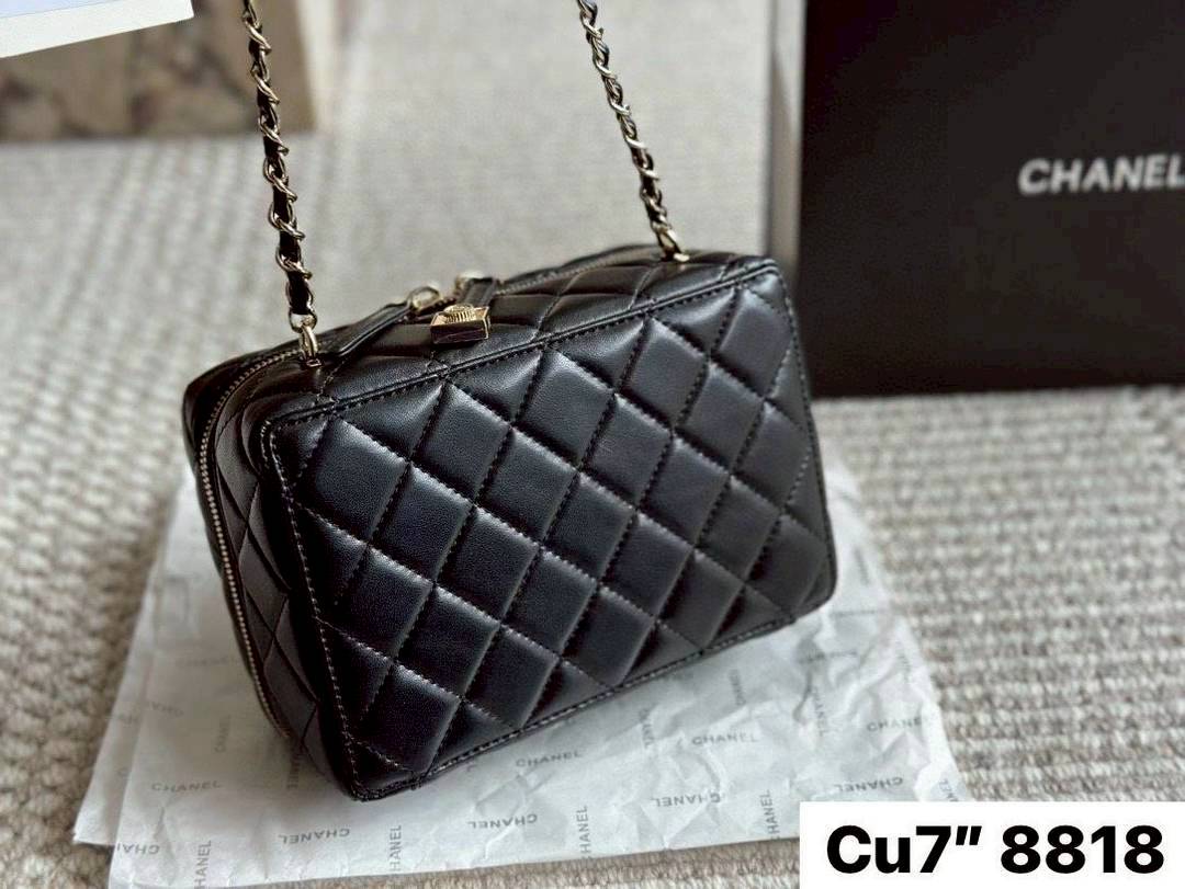 Chanel 24 camera bag Spring 2024 กระเป๋าสะพายทรงกล้อง เก๋มากสุดไอคอนิก ดีไซน์เป็นเอกลักษณ์ ดูแพงเกินเรื่อง มีความโดดเด่นดีไซน์คล้ายเลนส์ด้านหน้าเปิดเป็นกระจกได้