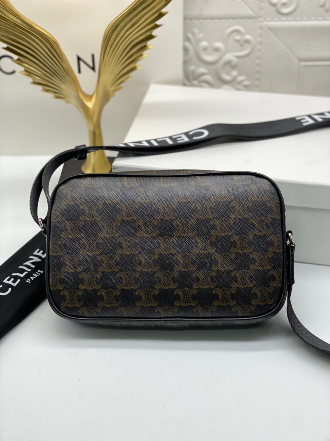 CELINE Medium Messenger bag in Triomphe Canvas / Celine Camera Bag กระเป๋าทรงครอสบอดี้ ใช้ได้ทั้งชายหญิง ขนาดกลางกำลังดี น้ำหนักเบา รูปทรงใช้งานง่าย ภาพสินค้าถ่ายจากงานขายจริง ใช้งานต่างประเทศได้