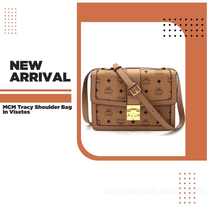 M.C.M TRACY SHOULDER BAG IN VISETOS คอลเลคชั่นเทรซี่ใหม่ล่าสุด 2021 กระเป๋าสะพายไหล่ ดีไซน์ยูนีคในลวดลาย visetos เอกลักษณ์ ใช้ได้ในทุกโอกาส รอบนี้ไซส์ใหญ่จุใจ ใส่ของได้รัวๆ วัสดุหนังแคนวาสคุณภาพดีสลับหนังแท้ เปิด-ปิดด้วยตัวกดล็อคแน่นหนา ภายในโล่งกว้าง มีช