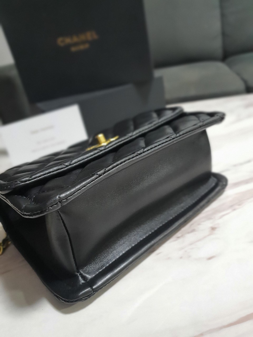 กระเป๋าทรงหรู จากงาน CHANEL VIP GIFT(GIFT WITH PURCHASE) จากเคาเตอร์ต่างประเทศ จากแบรนด์ CHANEL ลายหนังเรียบเงา อะไหล่ทองเข้มวินเทจ ด้านหน้าประดับโลโก้แบรนด์สีทอง เปิดปิดด้วยตัวหมุดล้อค มาพร้อมช่องซิปอีกหนึ่งช่อง มีแท็ก MADE IN ITALY ด้านใน ใช้ถือออกงานคื