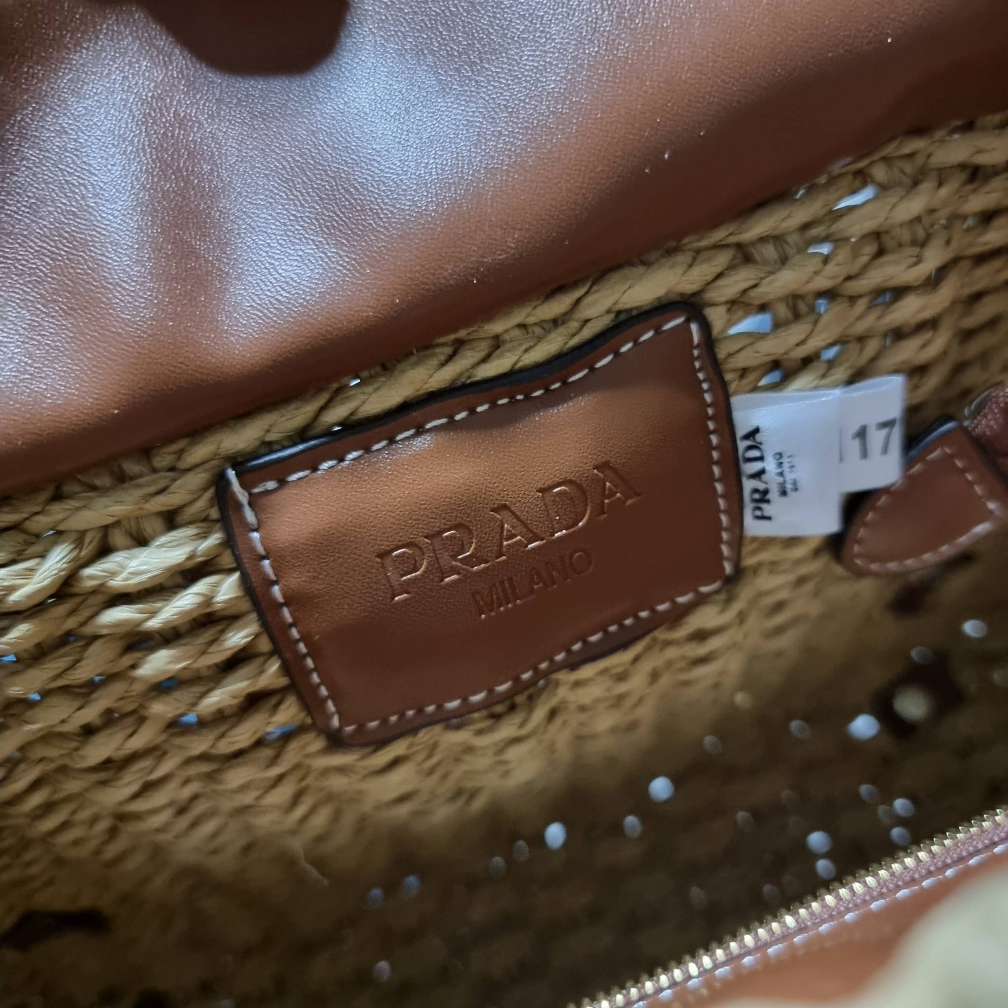 PRADA CORN HUSK AND LEATHER TOTE ธรรมชาติเป็นหนึ่ง!! กับอีกไอเท็มรักษ์โลก ด้วยดีไซน์ล้ำทันสมัย ผสานกับวัสดุจากธรรมชาติ ออกมาเป็นลายสานที่สวยหรู ไม่กระด้าง กระเป๋าทรงโท้ท ขนาดกำลังสวย มาพร้อมหูจับในตัว มีซิปรูปเปิด-ปิดที่ปากกระเป๋า ภายในโล่งกว้าง ใส่ของได้