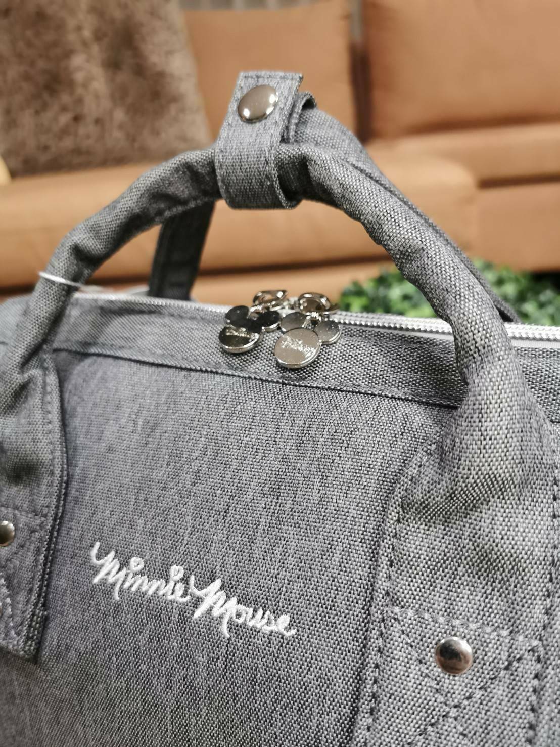 Disney Collection Rucksack (L) กระเป๋าสะพายเป้คอลเลคชั่นดิสนีย์ใบใหญ่กำลังดีน้ำหนักเบาวัสดุ Nylon & Polyester 100% ทำความสะอาดง่าย ด้านหน้ามีโลโก้และช่องซิป พิมพ์ลายมิกกี้/มินนี่โดดเด่น มี Pocket ใส่ขวดน้ำซ้ายขวา ด้านหลังมีช่องซิปสะดวกใช้หัวซิปแบรนด์ ภายใ