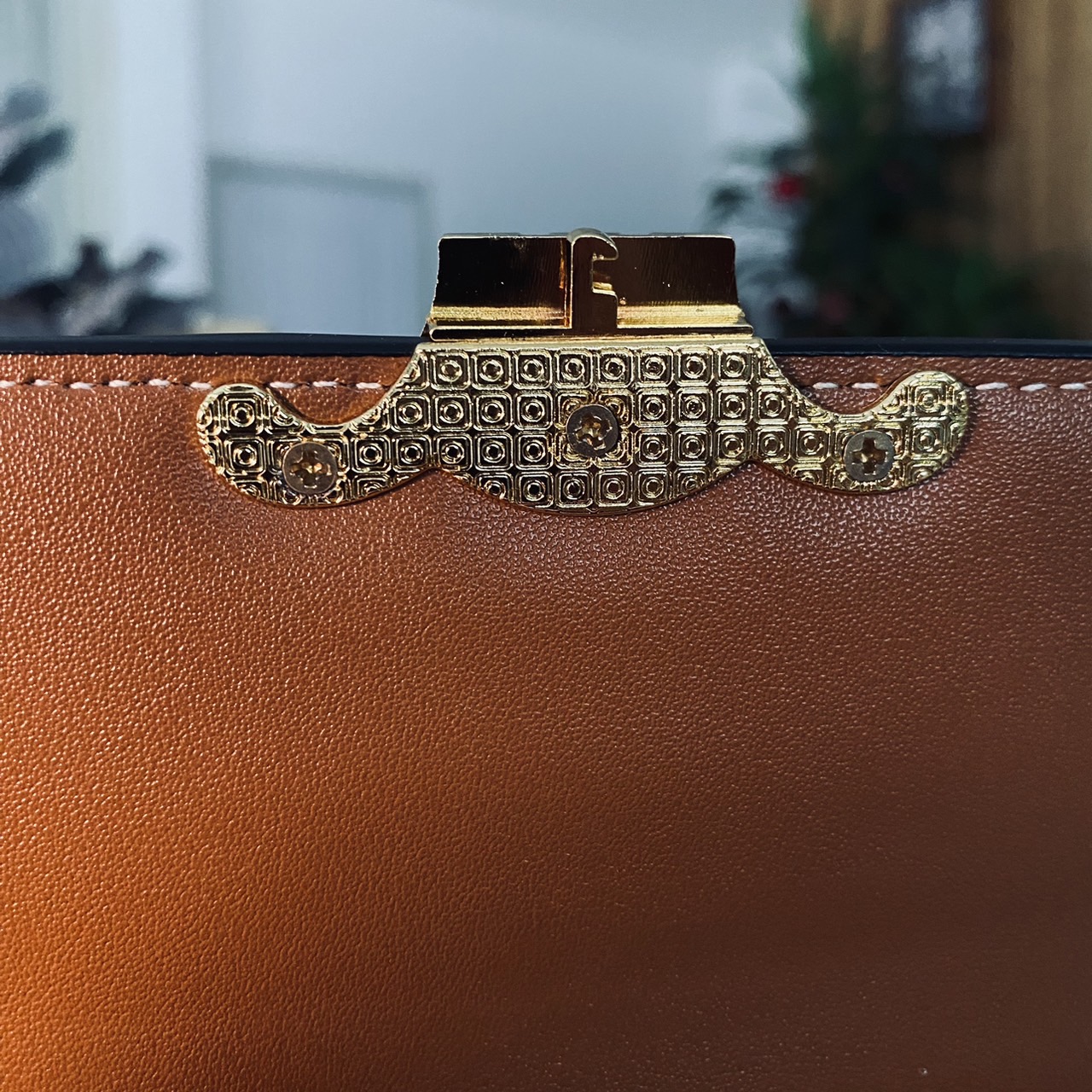 CELINE Teen Triomphe Bag 20cm กระเป๋าสะพายรุ่นยอดนิยม งานสวยอยู่ทรง ไม่มีไม่ได้เลยกับไอเท็มสุดคลาสสิค เนเชอรัลโทน ดูดี ดูแพง -- รับตัวแทนกระเป๋า