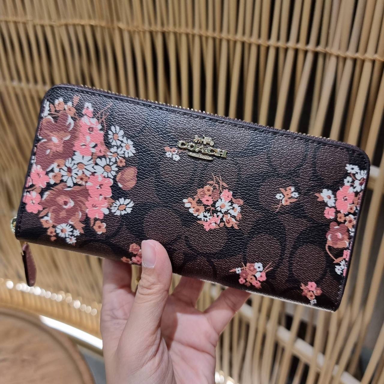COACH ACCORDION ZIP WALLET IN SIGNATURE CANVAS WITH PRAIRIE ROSE / JUMBO FLORAL / CAMO ROSE FLORAL / MEDLEY BOUQUET PRINT ((F31572/F39189/F26290/F2859)) สวยคลาสสิคไม่มีใครเกิน!! กระเป๋าสตางค์ใบยาว ลวดลายสวย สีสันโดดเด่น วัสดุหนังแคนวาสเคลือบ เปิด-ปิดด้วยซ