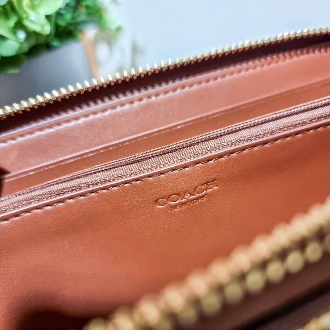 COACH F76873 ACCORDION ZIP WALLET IN SIGNATURE CANVAS Best seller กระเป๋าสตางค์รุ่นคลาสสิค ซิกเนเจอร์ของแบรนด์ ที่ขายดีตลอดกาล วัสดุหนังแคนวาสเคลือบสลับหนังแท้ เปิด-ปิดด้วยซิปรอบ รูดใช้งานง่าย ใส่บัตรได้ มีช่องซิปใส่เหรียญ ใส่มือถือได้ พกใบนี้ใบเดียวเอาอย