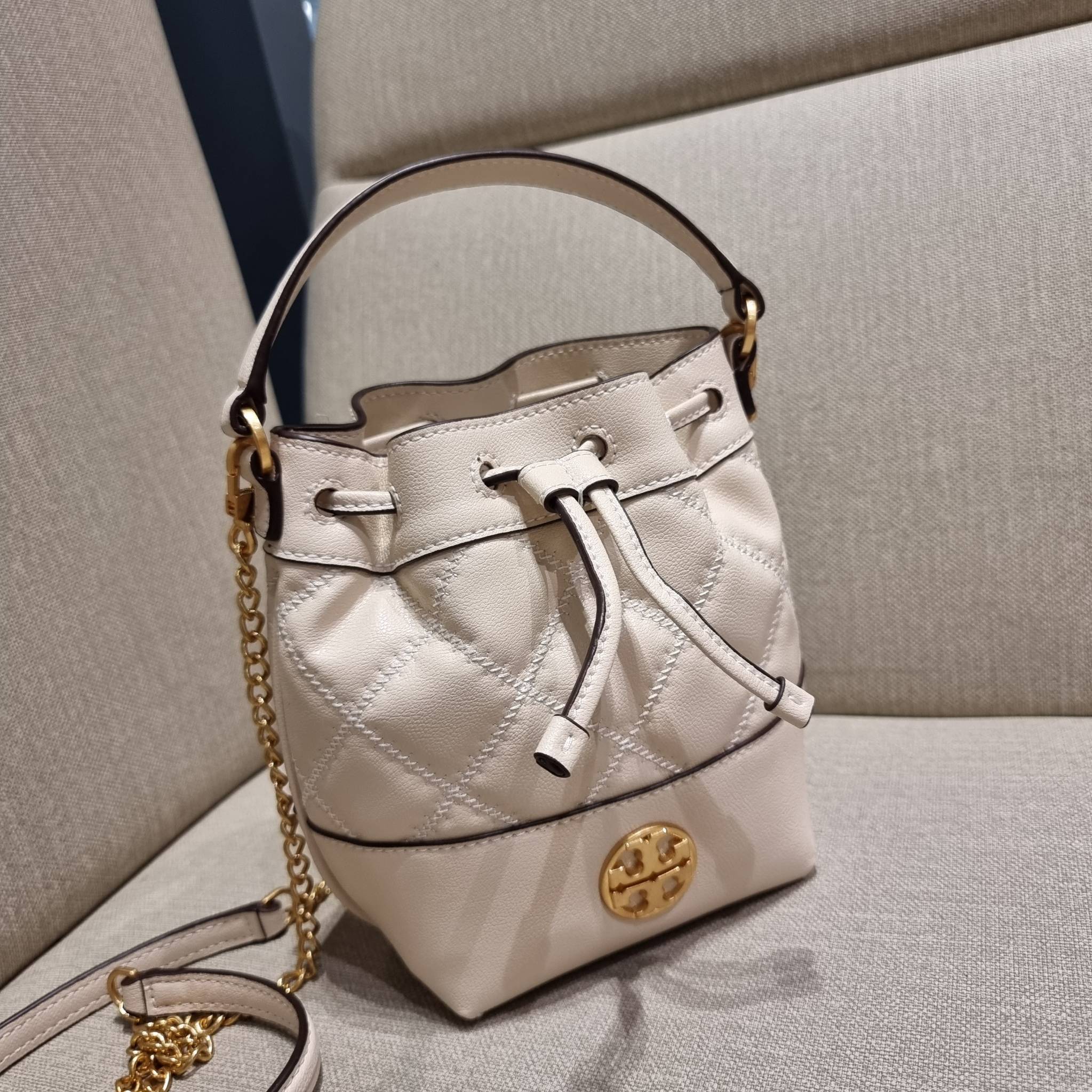 TORY BURCH WILLA MINI BUCKET BAG NEW ARRIVAL สุดปัง กระเป๋าสะพายทรงบัคเก็ต สวยผู้ดี โดดเด่นด้วยโลโก้สีทองดูหรู อัพลุคผู้ดี๊ผู้ดี วัสดุหนังแท้ ดีไซน์บุนวม เส้นคมดีเทลหรู เปิด-ปิดหนังรูดปากกระเป๋า มีหูหิ้วในตัว คล้องแขนเก๋ๆ ภายในเป็นช่องโล่ง มีช่องย่อย ใส่ข