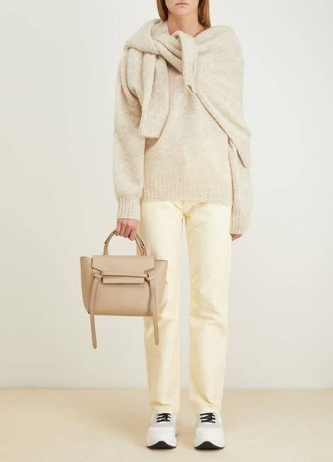 Celine NANO BELT BAG กระเป๋ารุ่น Belt Bag จาก CELINE เป็นกระเป๋าถือที่มีสไตล์มินิมอล และดูเรียบง่าย แต่หรูหรา ครองใจสาวก CELINE ได้เป็นอย่างดี โดยรวมแล้วรูปทรงของกระเป๋าถือว่าออกแบบมาได้อย่างพอดี ไม่มากหรือน้อยจนเกินไป คือช่วยให้คุณดึงดูดสายตาของผู้คนให้ม