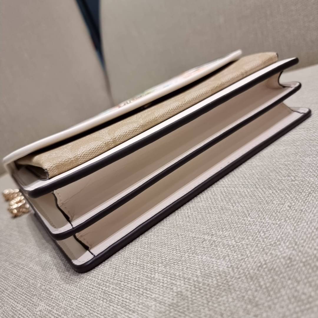 COACH C9230 KLARE CROSSBODY IN SIGNATURE CANVAS WITH FLORAL EMBROIDERY น้องใหม่คอลล่าสุด กับกระเป๋าสะพายข้าง โทนสีละมุนลูกคุณหนู ดีไซน์ปักดอกไม้เพิ่มลูกเล่น ให้ดูแพง วัสดุผนังแคนวาสสลับหนังแท้ สายสะพายโซ่สลับหนัง สะพายยังไงก็ขับผิว เปิด-ปิดด้วยกระดุมแม่เห