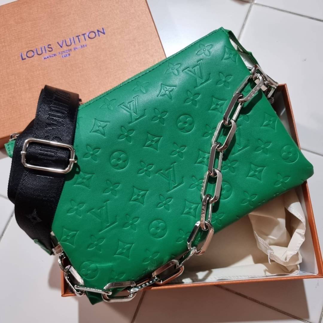 LV HANDLE POUCH MONOGRAM / LV Coussin กระเป๋าสะพายกึ่งคลัชท์ สุดล้ำ มาแรงมาก ด้วยความสวยปังตั้งแต่แรกเห็น วัสดุหนังแกะปั๊มลายสวยคม มาพร้อมสาย 2 เส้น เลิศๆ มีสายโซ่ที่มีดีเทลละเอียดไม่ซ้ำ และสายสปอร์ตครอสบอดี้ ที่จะคล้องไว้ทั้งสองเส้นก็ดีงาม หรือสลับใช้ตาม