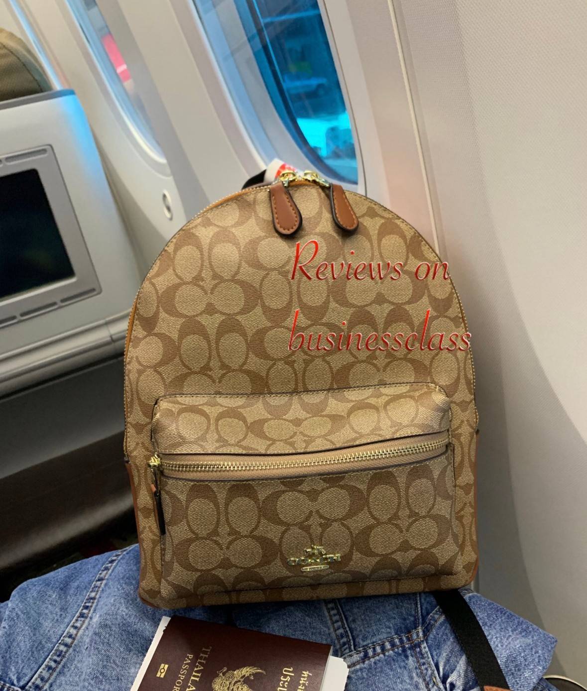 OUTLET 】COACH MEDIUM CHARLIE BACKPACK IN SIGNATURE ((32200)) พร้อมส่งที่ไทยอีกครั้งค่ะ! กระเป๋าสะพายหลังขนาดกลาง หนังแท้+ไนล่อน ด้านหน้ามีช่องซิปให้หนึ่งช่อง;เปิดปิดช่องหลักแบบซิปคู่ ภายในกว้างใส่สัมภาระได้จุนะคะ พร้อมช่องซิปให้อีกช่องค่ะ;สายสะพายสามารถเล