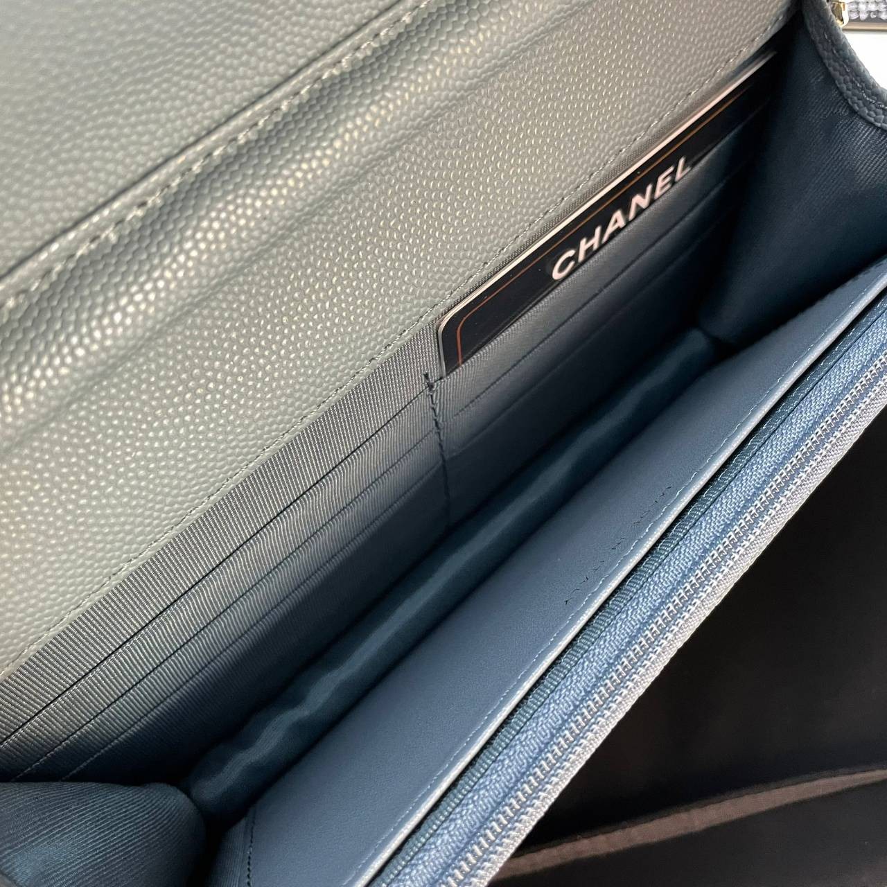 VIP 】หนังแท้ CHANEL WOC style โทนสีพาสเทล กระเป๋าสะพายทรงสวยตลอดกาล วัสดุหนังลายคาเวียร์ เนื้อนุ่ม อยู่ทรงคุณภาพดีตามแบบฉบับของแบรนด์ น้ำหนักเบา ด้านหน้ามีโลโก้แบรนด์อะไหล่หรู มีช่องใส่บัตร ใส่ของจุกจิก เปิดปิดด้วยฝาปิดกระดุม ซับในหนัง ตัวจริงสวยมากๆถูกใจ