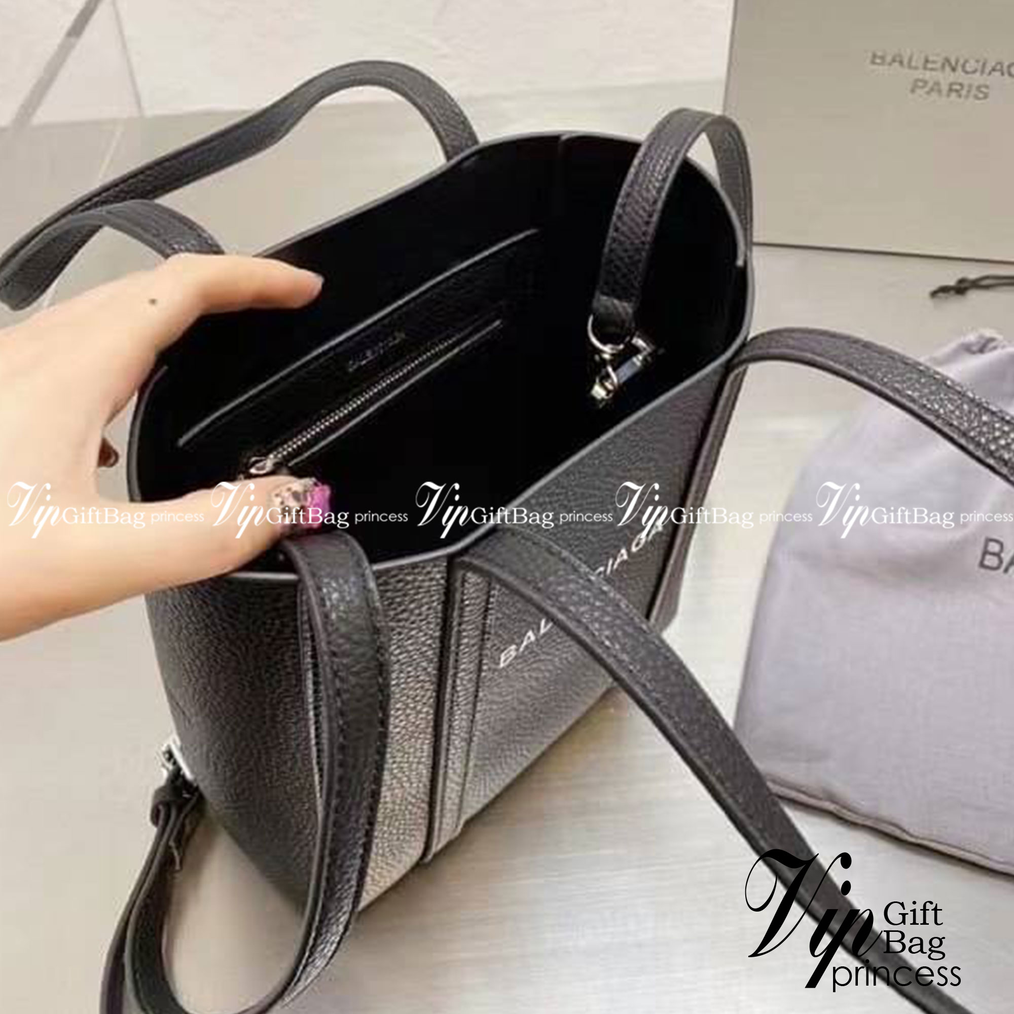 BALENCIAGA Everyday Tote Bag กระเป๋าโท้ทมินิไซส์ สาวๆอย่างเราถูกใจ ขนาดกะทัดรัด สีดำคลาสสิค ใช้ได้ในทุกโอกาส สะพายไปเรียน ไปทำงาน เหมาะทุกลุค วัสดุหนังคุณภาพดี สาวๆต้องไม่พลาดเลยน้า