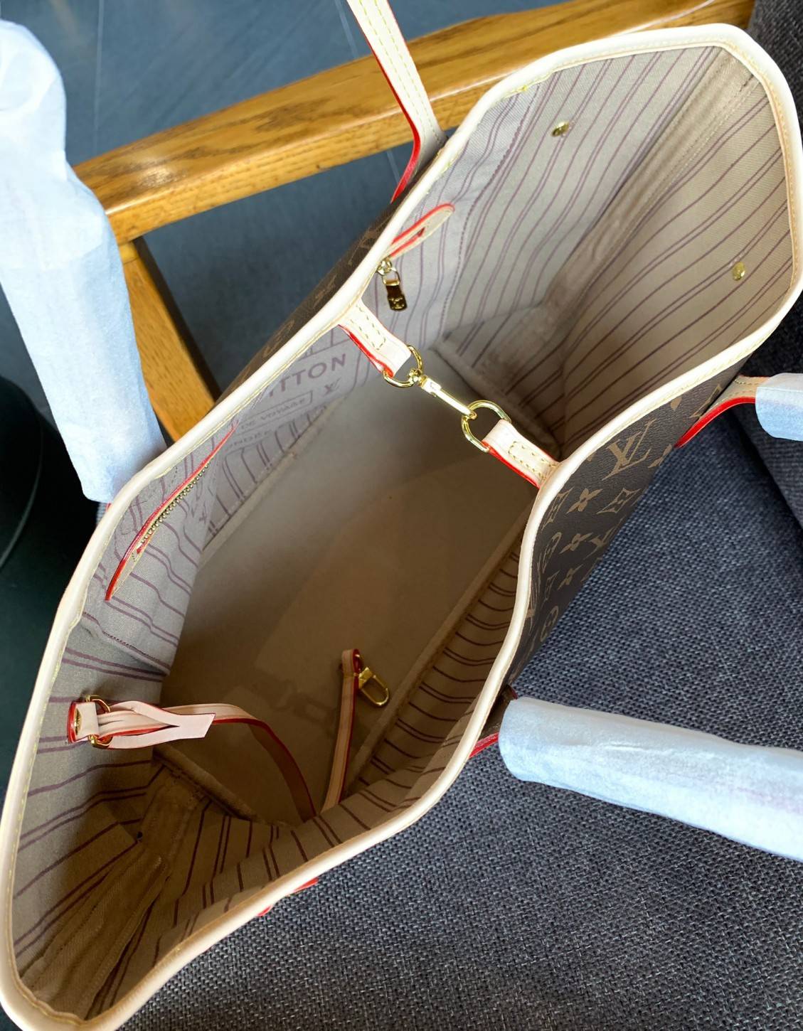 VIP 】LOUIS VUITTON NEVERFULL MM พร้อมส่ง มาพร้อมใบลูก สุดคุ้มค่าา❗️ กระเป๋าหิ้ว//คล้องไหล่ ใบใหญ่ ทรงสุดฮิตจาก LV premium gift เคาเตอร์ ตปท. หนังแท้ นิ่มลายLV ทั้งใบสวยงามค่ะ ปากกระเป๋ามีตัวคล้อง ภายในกระเป๋กว้างมากๆ สาวๆที่สัมภาระเยอะหายห่วงเลยค่ะ