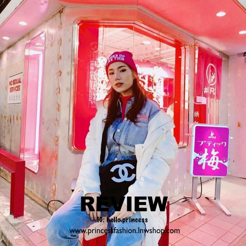 Chanel Beaute Crossbody Bag กระเป๋าสะพาย VIP GIFT ของแท้ จาก Chanel Cosmetic แท้💯 วัสดุขนวูลหนานุ่ม ตัดโลโก้แบรนด์หนังสีขาวสวยโดดเด่น น้ำหนักเบา เปิดปิดด้วยฝาปิดกระดุมแม่เหล็ก ใบใหญ่กำลังดี ใส่ iPad, กระเป๋าสตางค์ใบยาว, และของจุกจิกได้เยอะ มาพร้อม