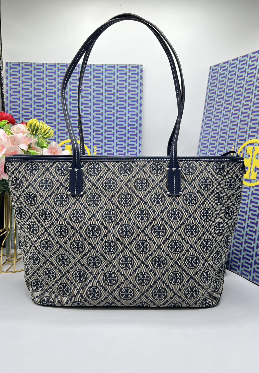 ORI หนังแท้ | Tory Burch T Monogram zip tote bag กระเป๋าทรงโท้ทใบใหญ่ทรงกว้างพร้อมใบเล็กเข้าเซ็ท งานผ้าแจ็คการ์ดตัดขอบหนัง เดอะเบสท์ เซลเลอร์!! ที่สุดของไอเท็มยอดฮิตติดอันดับ ขายดี ขายได้ตลอด ลายโมโนแกรมสุดคลาสสิค สาวๆว่าต้องมีติดบ้านจริงๆน้า